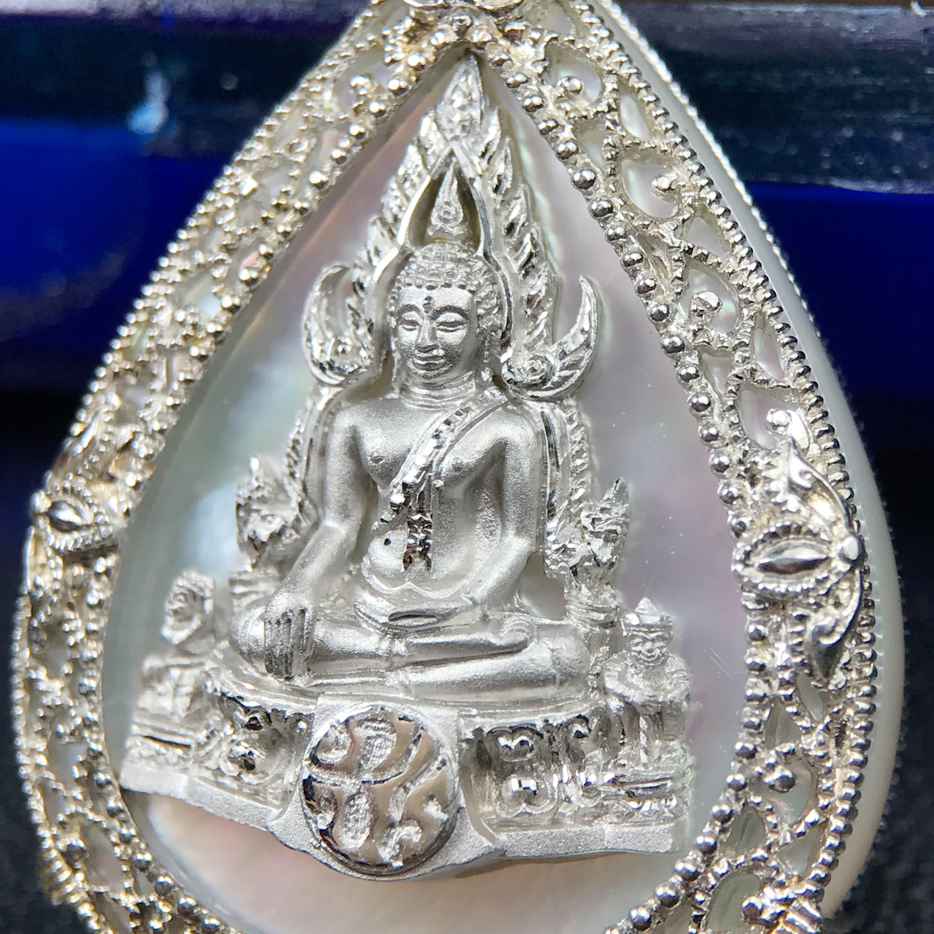 เหรียญพระพุทธชินราช ภปร. โครงการ เพราะแผ่นดินนี้คือแผ่นดินเกิด ปี 2551 รูปหยดน้ำ เนื้อเงินชุบทองคำขาว(ล้อมด้วยกรอบเงินชุบทองคำขาวสลักเสลาเป็นลวดลายละเอียดอ่อน ส่วนพื้นองค์พระเป็นเปลือกหอยมุขสวยงดงาม )(ขนาด 21 x 29 มม.) (สวยงามหายาก)1ใน5000องค์