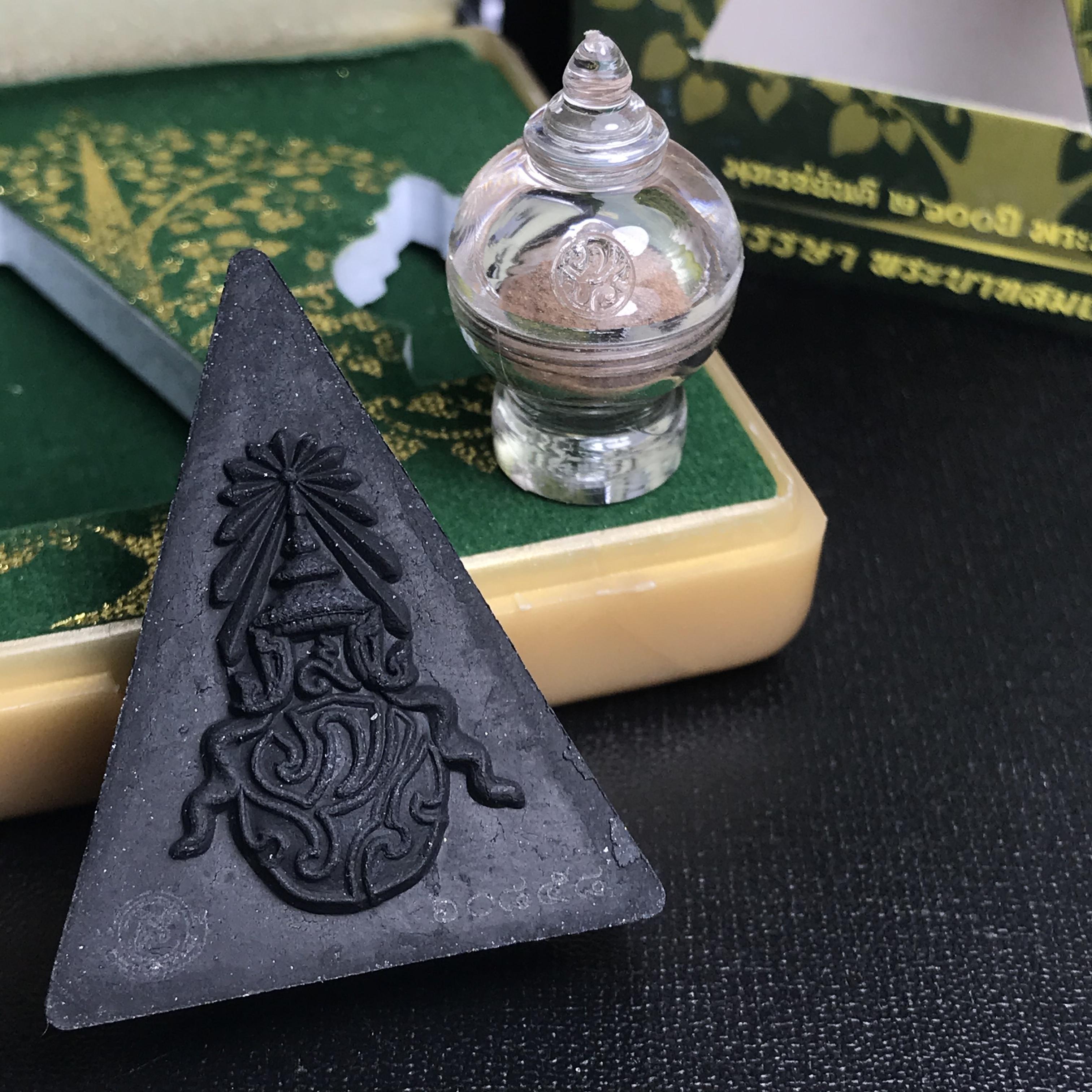 พระพุทธชินราช(จำลอง)ภปร. 84พรรษา เนื้อผง หลัง ภ.ป.ร. (พระราชทานมวลสาร จิตรลดาและเส้นพระเจ้า ร.9(เส้นผม))