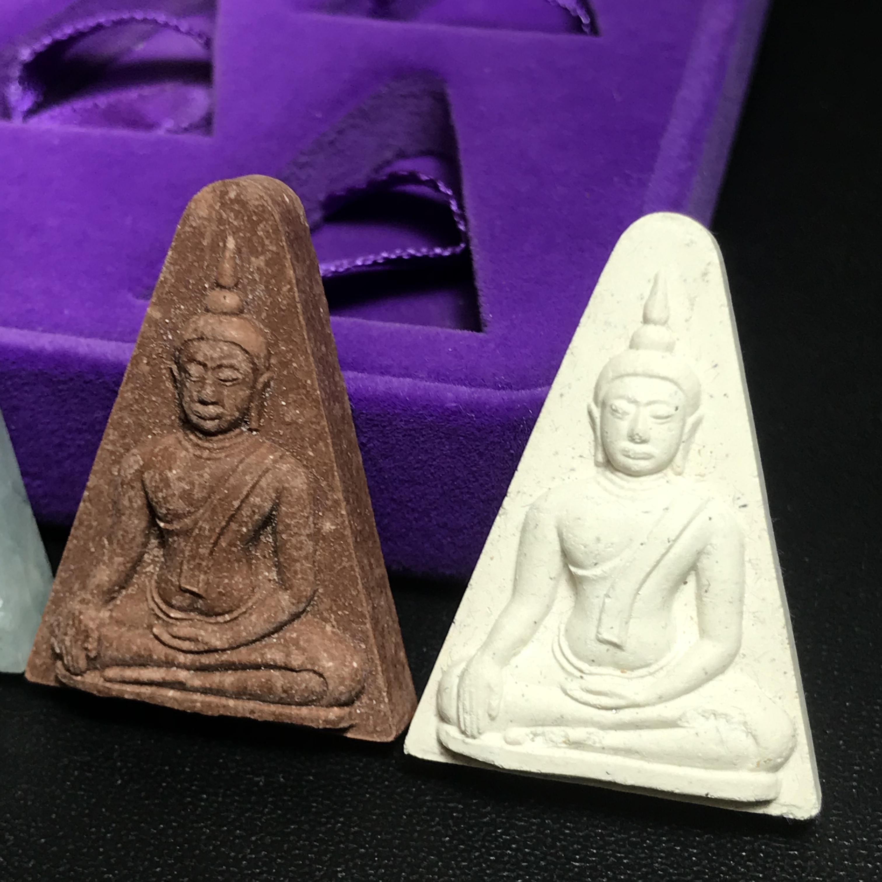 พระนางพญาเสน่ห์จันทร์ สธ. สร้างในวโรกาสทรงเจริญพระชนมายุ 50 พรรษา สมเด็จพระเทพฯ พ.ศ.2548 ชุดพิเศษ (1 ใน 5000 ชุด)หายาก