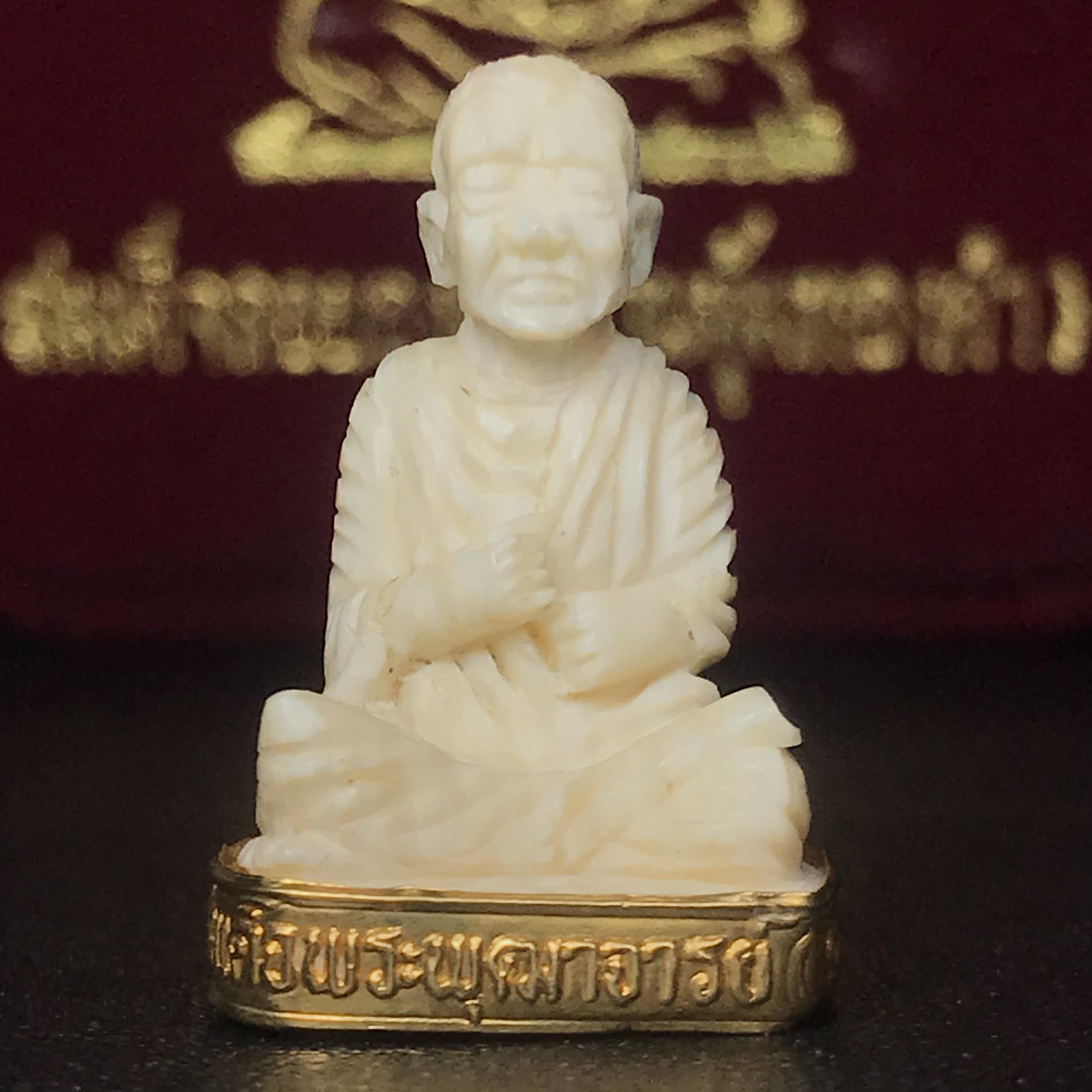 สมเด็จพระพุฒาจารย์ (โต พรหมรังสี) รุ่นคชสารหมื่นปี พ.ศ.2542 พิมพ์ลอยองค์(ฐานหุ้มทองคำ) ตอกโค๊ตและหมายเลข2589 สภาพสวยสมบูรณ์กล่องบรรจุเดิมครบ หายาก(1ใน 9999 องค์)