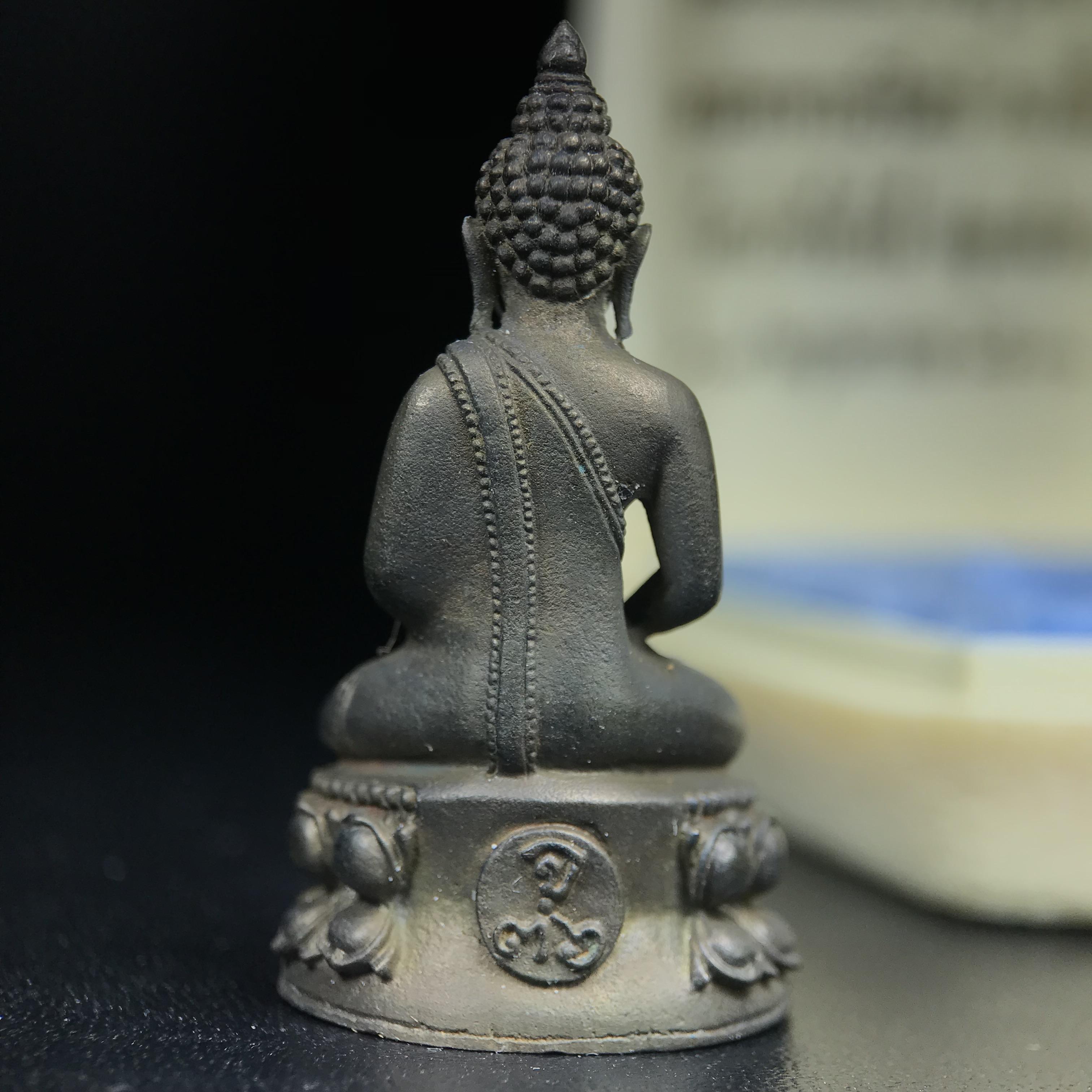 พระกริ่งพิชัยรังสี รุ่นแรก วัดป่าชัยรังสี จ.สมุทรสาคร ปี 2531 เนื้อนวโลหะ ออกแบบโดยนายช่างเกษม มงคลเจริญ ช่างมือหนึ่งแห่งยุค ปลุกเสกโดยพระเกจิอาจารย์ที่มีชื่อเสียงในยุคนั้นมาร่วมพิธีกันหลายรูป พุทธศิลป์ออกแบบได้สวยงดงาม พร้อมกล่องบรรจุเดิมครบ