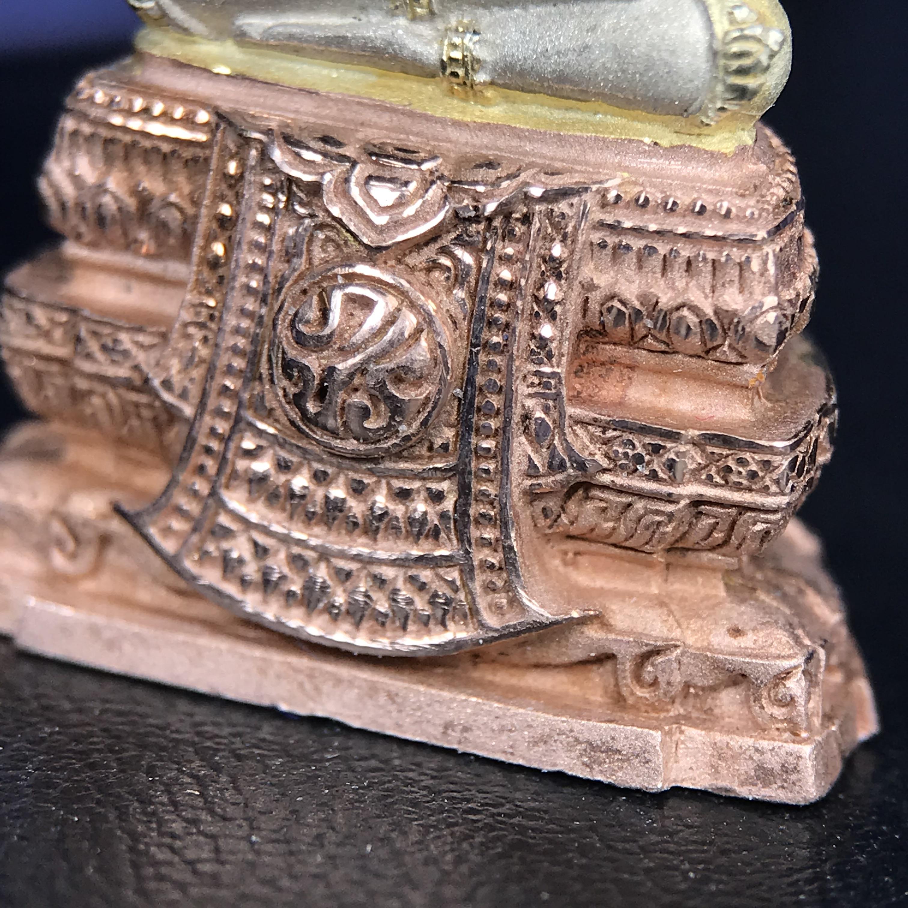 พระแก้วมรกต ภปร. ปี 2547 จัดสร้างโดยโรงพยาบาลภูมิพลอดุลยเดช เนื้อเงิน(3 กษัตริย์) ลอยองค์ หน้าตัก 1/2 นิ้ว สูง 3.7 ซม.พิธีมหามังคาภิเษก ณ พระอุโบสถวัดพระศรีรัตนศาสดาราม(วัดพระแก้ว) งดงามทรงคุณค่าอีกหนึ่งรุ่นยอดนิยม หายาก(องค์หมายเลข ๒๑๒๒)