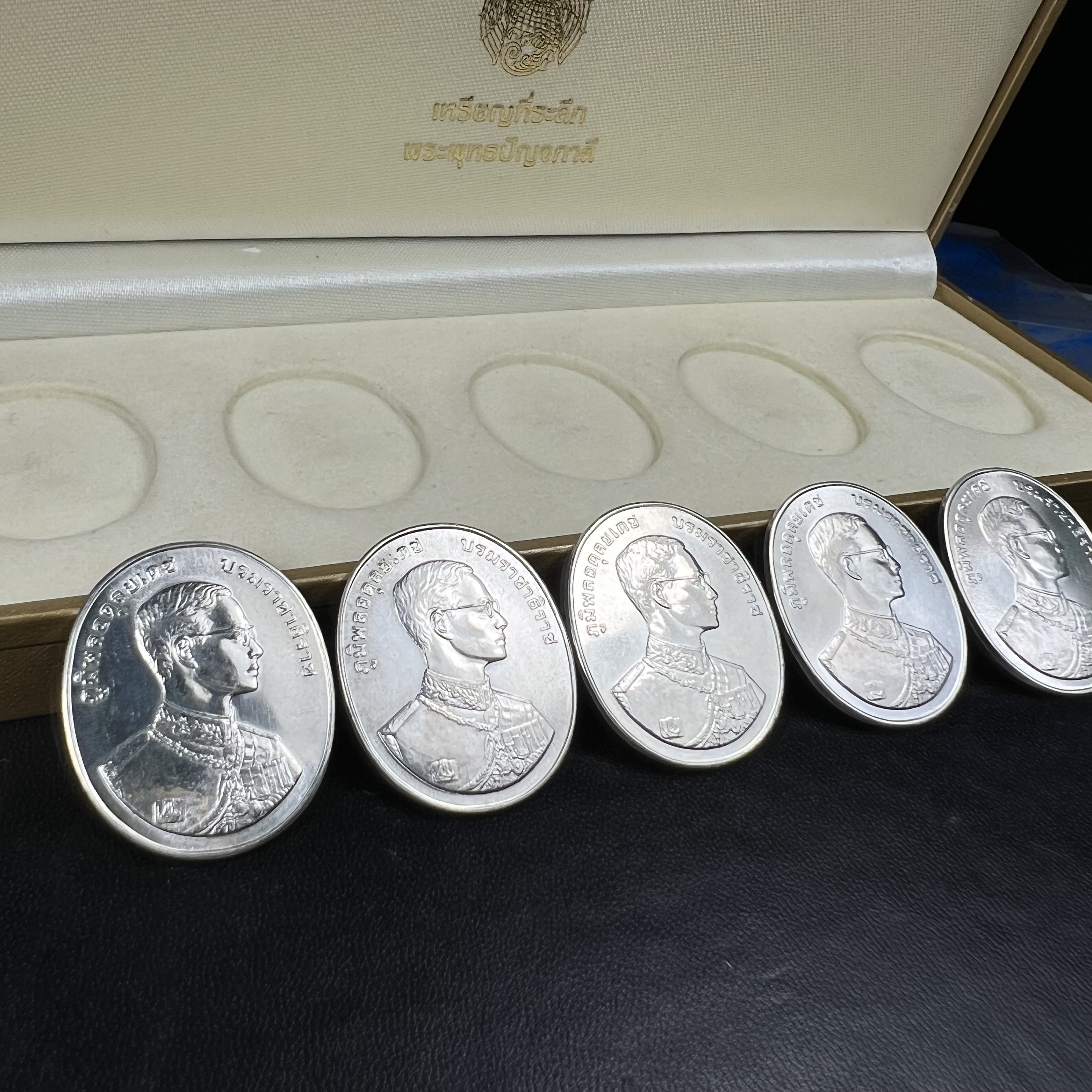 ชุดเหรียญพระพุทธปัญจภาคี ปี 2539 ครบชุด 5 เหรียญ พิมพ์ใหญ่ขนาดสูง 3 ซม. เนื้อเงิน โค๊ต ง.(เงิน) บล็อกกษาปณ์ พร้อมกล่องบรรจุซีนซองเดิมครบสภาพสวย เนื่องในมหามงคลวโรกาสที่ในหลวงรัชกาลที่ 9 ทรงครองสิริราชสมบัติครบ 50ปี พิธีใหญ่ ณ พระอุโบสถวัดพระแก้ว