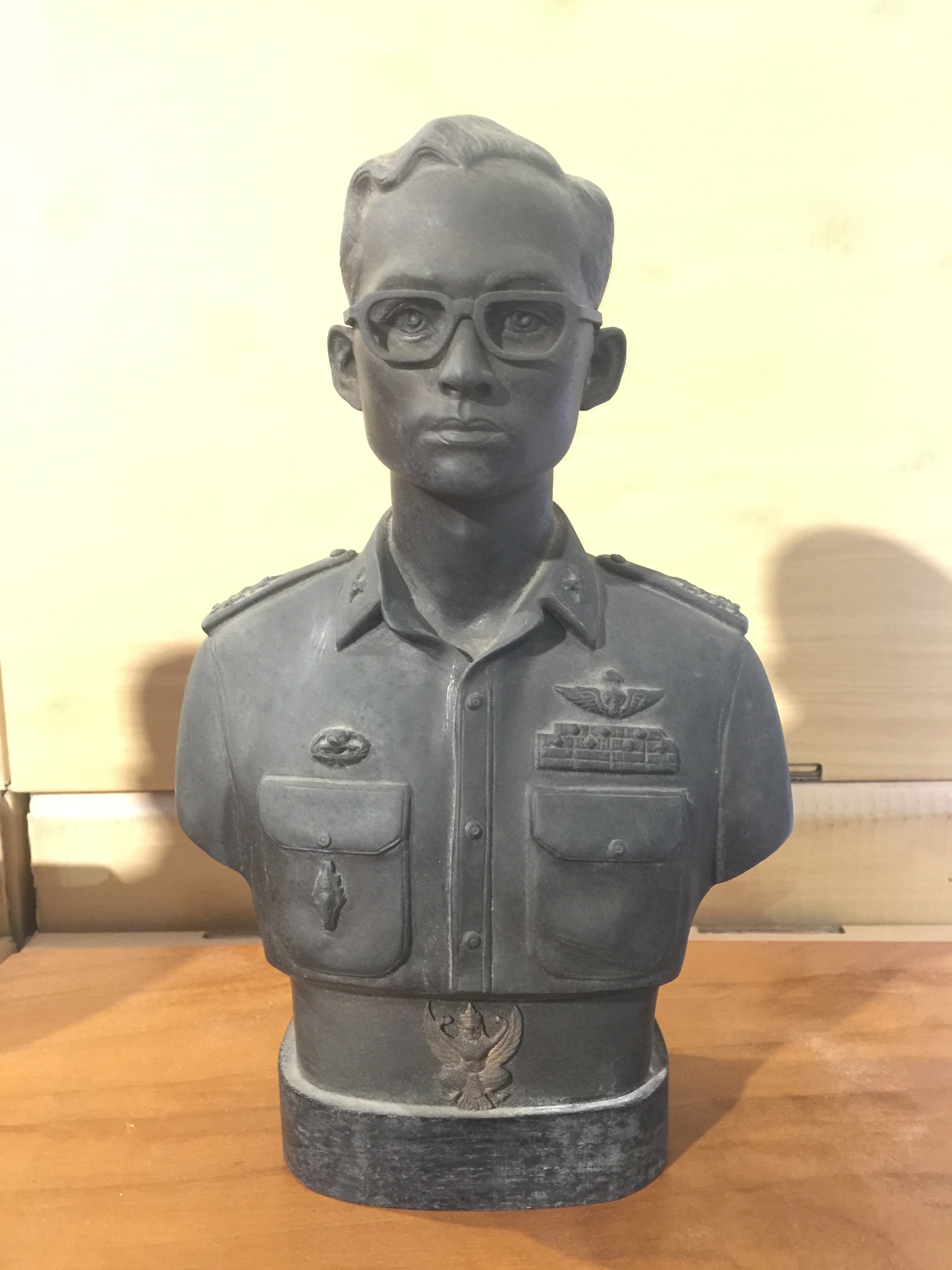 พระบรมรูปในหลวง รัชกาลที่ 9 กรมราชองครักษ์จัดสร้าง พ.ศ.2516(รุ่นแรก)