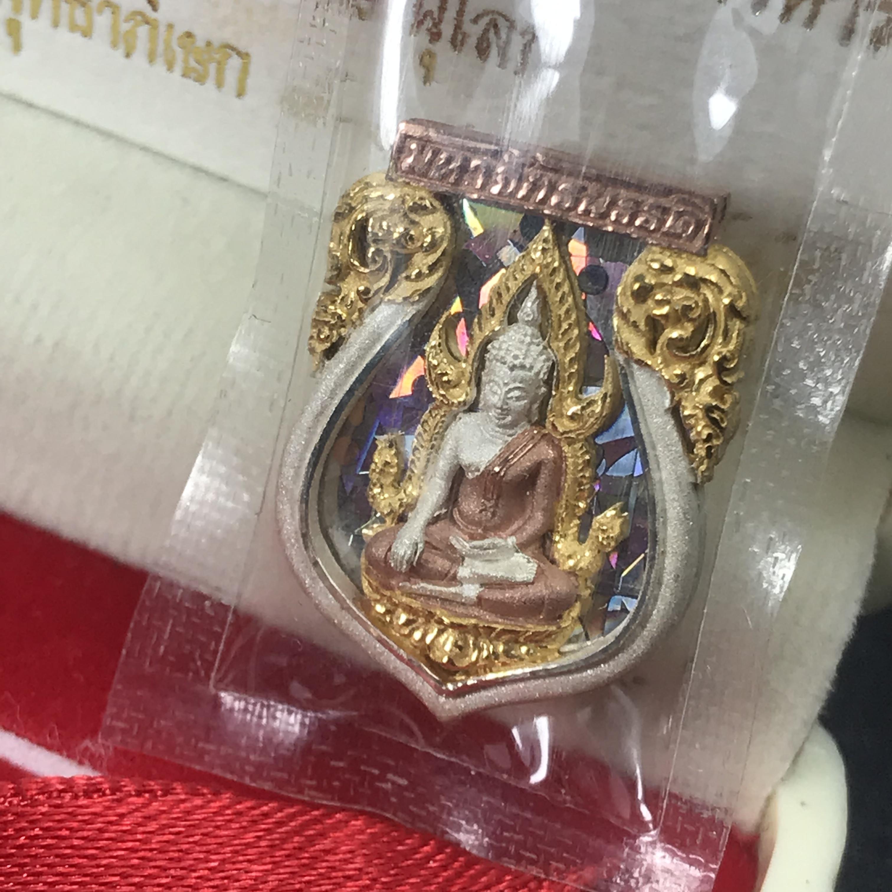 เหรียญพระพุทธชินราชเสมา รุ่น มหาจักรพรรดิ ปี 2545 วัดพระศรีรัตนมหาธาตุวรวิหาร จ.พิษณุโลก พิมพ์เล็ก เนื้อเงินสามกษัตริย์(ฉากพื้นหลังสามมิติ) ตอกโค๊ตและหมายเลข273 ซีนเดิมกล่องบรรจุเดิม คัดสวยสมบูรณ์