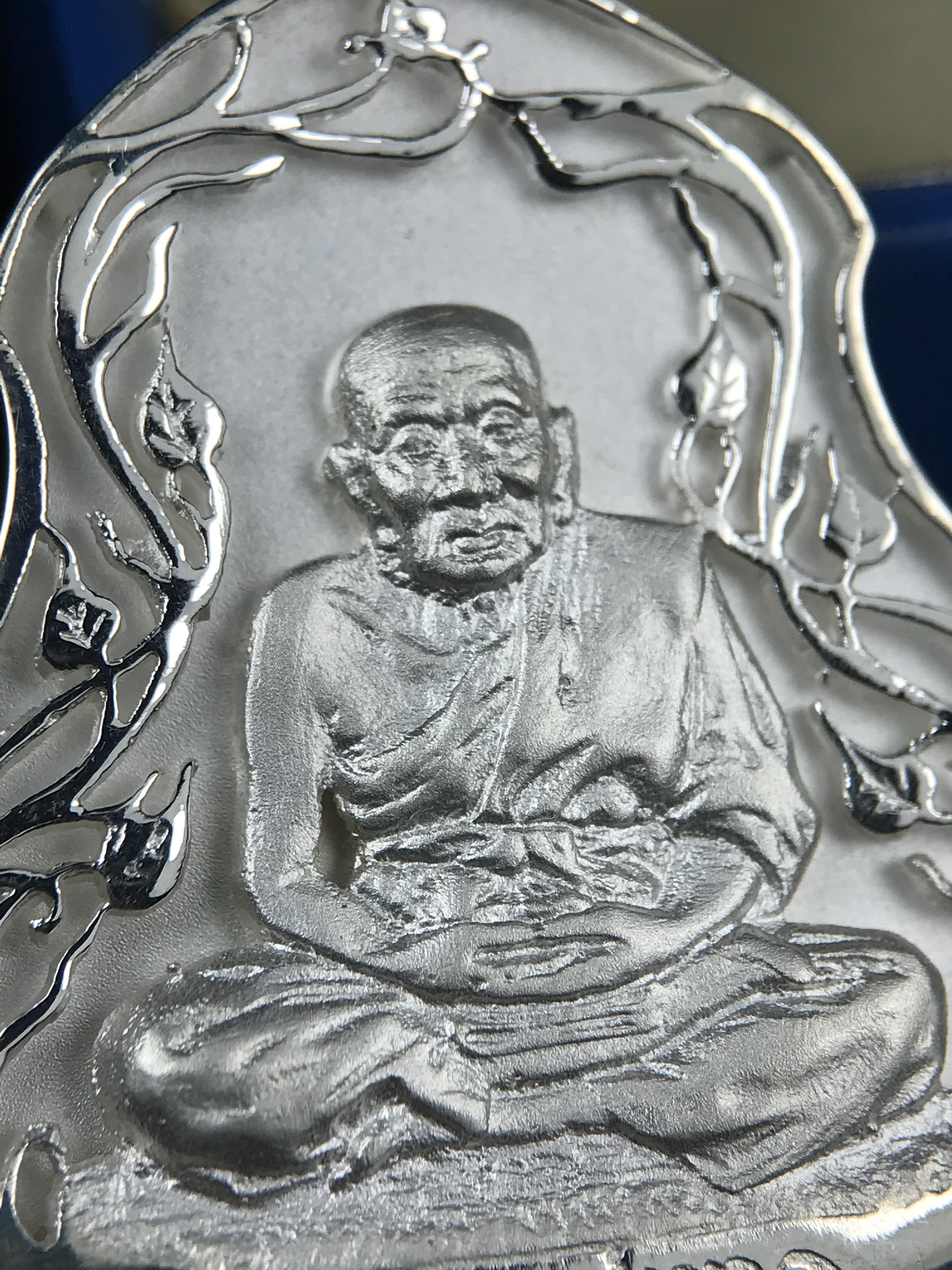 เหรียญหลวงปู่ทวด พระนามาภิไธย สก. แบบงานฉลุโบราณ(HAND MADE) ปี 2544 เนื้อเงิน(ผิวสวย) พิธีปลุกเสก ณ อุโบสถวัดช้างให้ และ พิธีมังคลาภิเษก ณ พระอุโบสถ วัดพระศรีรัตนศาสดาราม(วัดพระแก้ว) (1 ใน 2000 เหรียญ)พบเจอน้อยหายากมาก