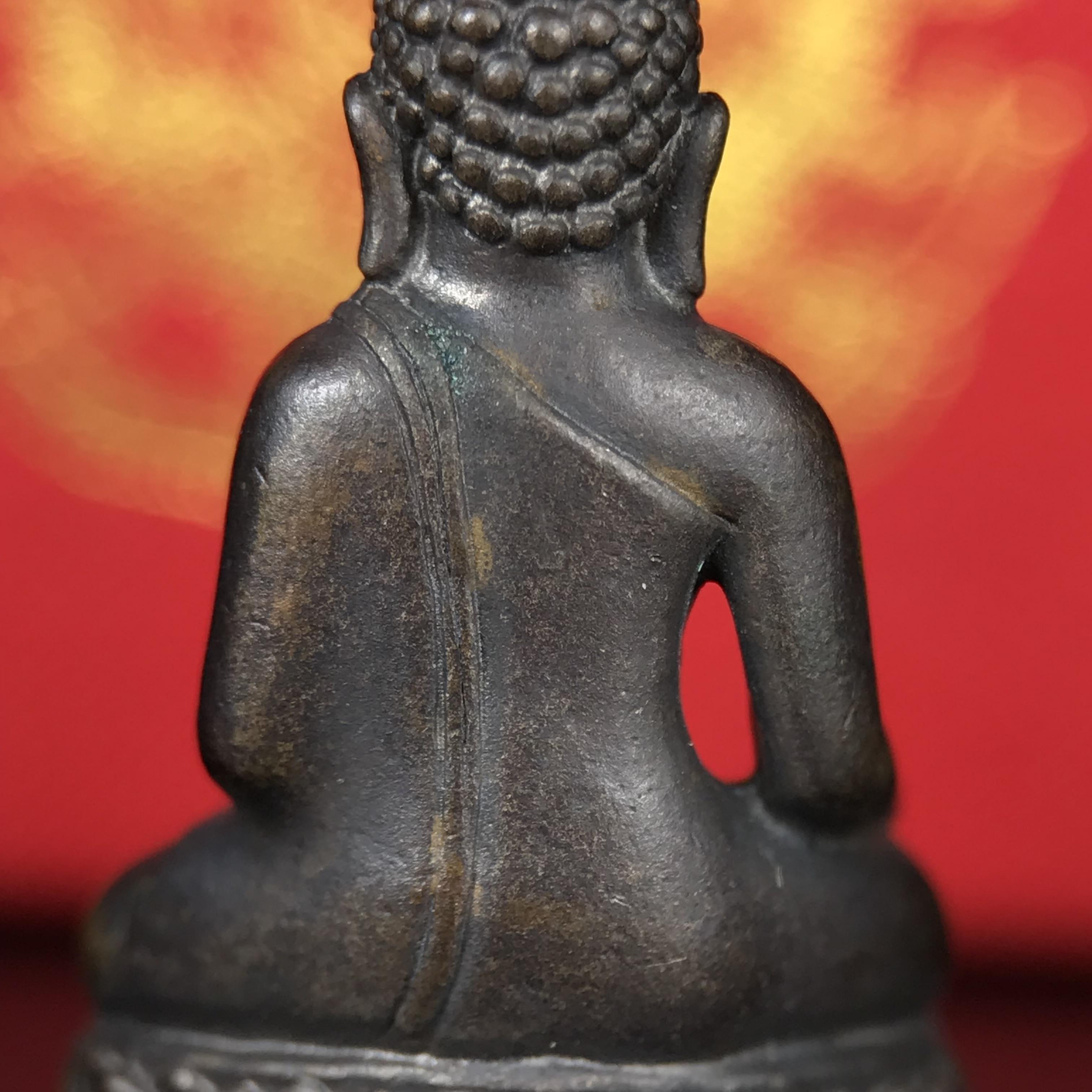 พระกริ่งไพรีพินาศ บรรจุเหล็กไหล ครั้งแรกและครั้งเดียวในประวัติศาสตร์ เฉลิมพระเกียรติ พระบาทสมเด็จพระเจ้าอยู่หัวรัชกาลที่9 พระชนมพรรษา 6 รอบ ปี2542 เนื้อนวโลหะผสมทองคำ(บรรจุเหล็กไหล)ดีนอก-ดีใน พิธีใหญ่ มวลสารเด่น (หายาก)