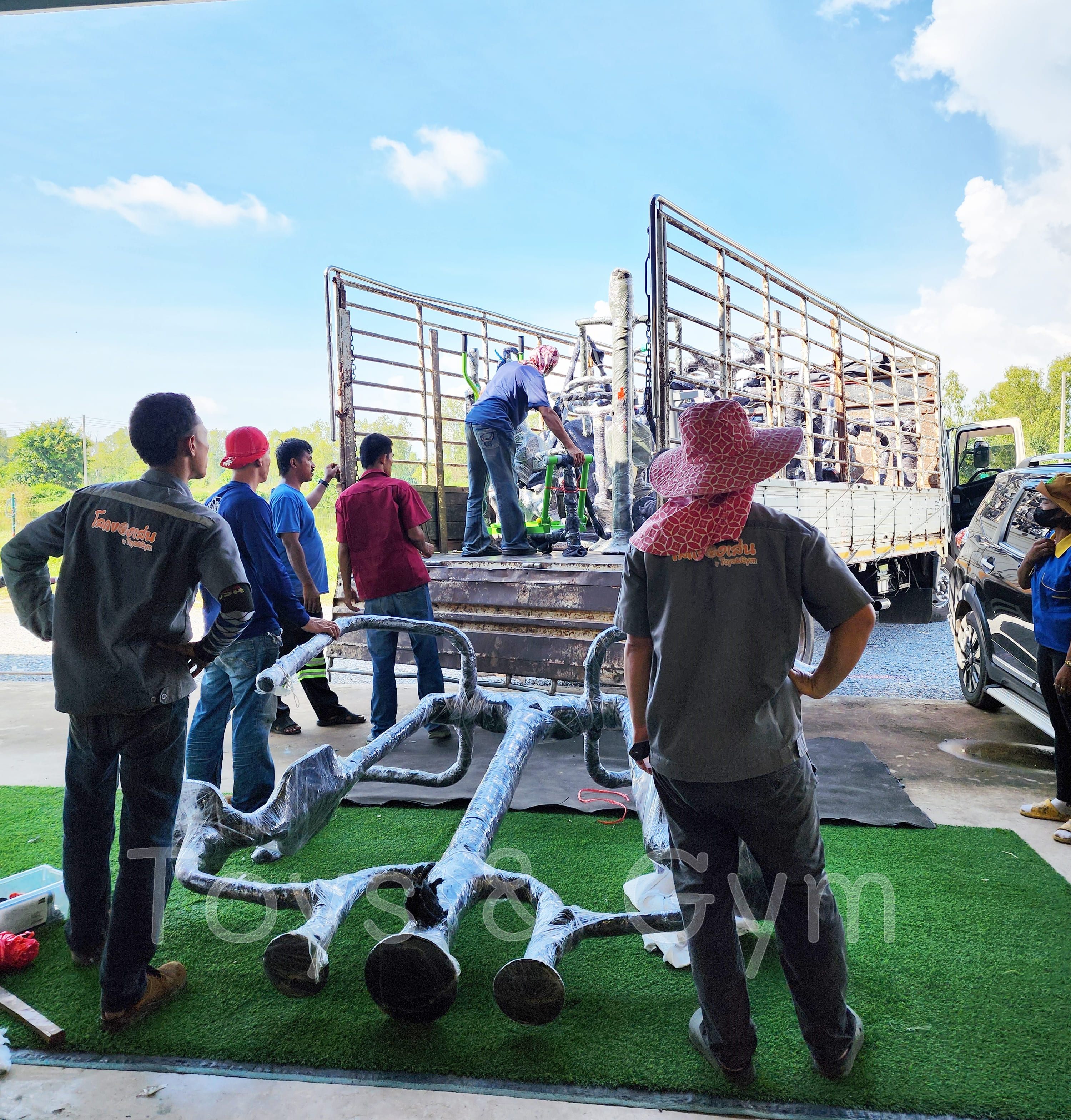 ภาพถ่าย กระบวนการจัดส่งเครื่องออกกำลังกายกลางแจ้ง