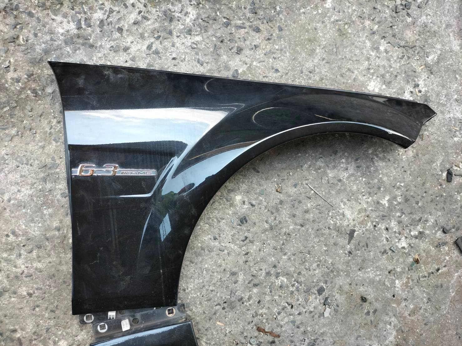 แก้มบังโคลนหน้าBENZ W204 C63 แท้