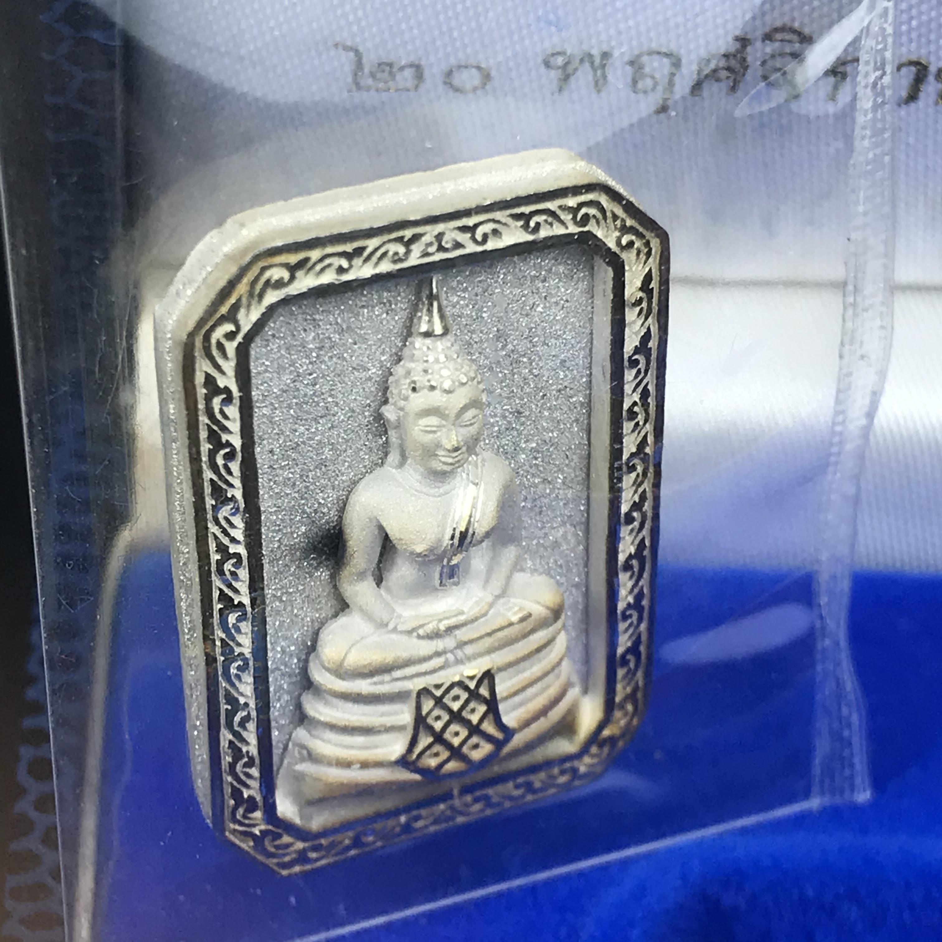 พระพุทธโสธร(หลวงพ่อโสธร) รุ่นสร้างอุโบสถ ปี2539 เนื้อเงิน พิมพ์แปดเหลี่ยม(หายาก) สภาพสวยผิวเดิมขึ้นน้ำทองสีรุ้งแบบนิยม กล่องบรรจุเดิมครบสมบูรณ์