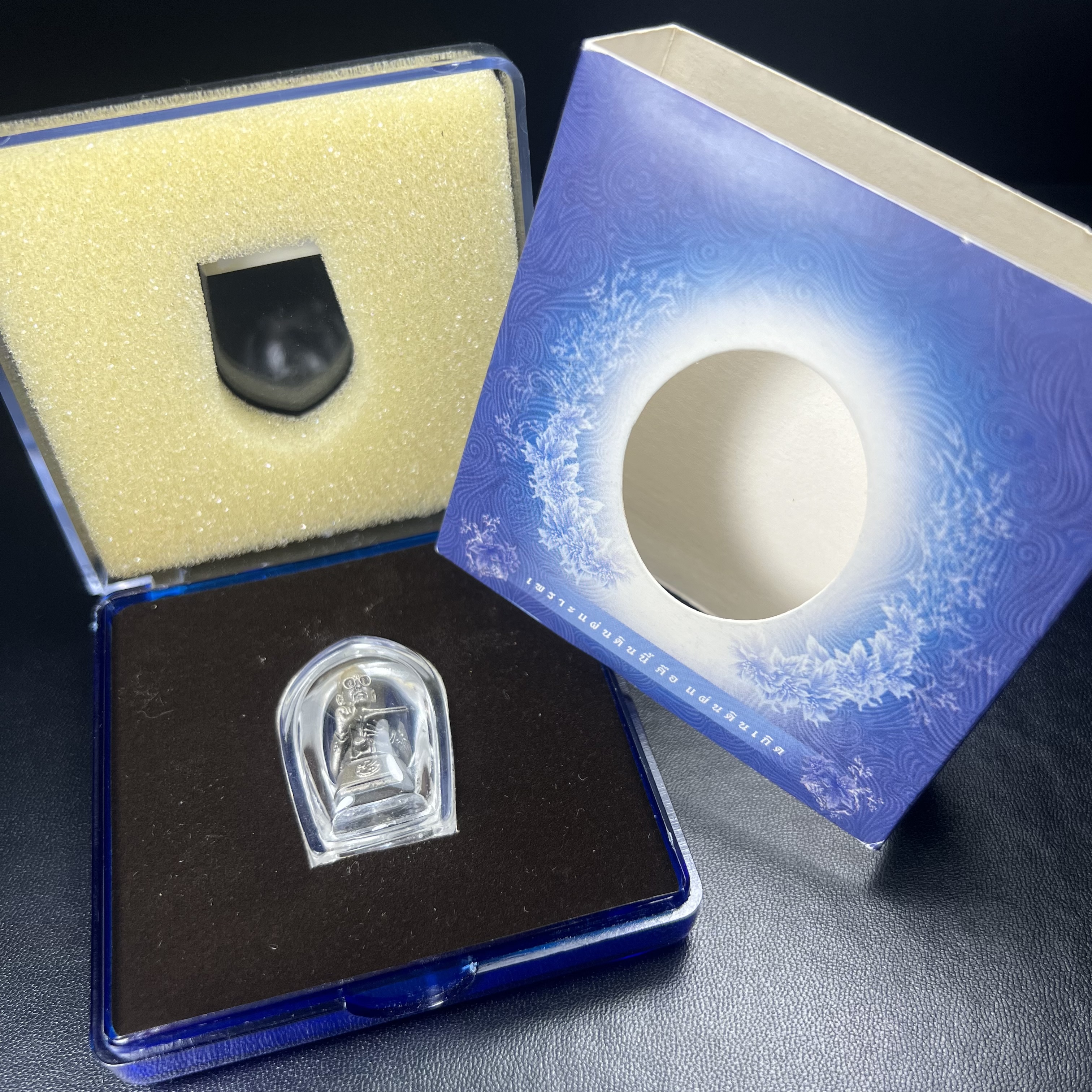 พระบรมรูปพระบาทสมเด็จพระเจ้าอยู่หัวรัชกาลที่ 9(ทรงงาน) ภปร. รุ่นเพราะแผ่นดินนี้คือแผ่นดินเกิด ปี 2551 ขนาดสูง 1 นิ้ว เนื้อบรอนซ์ชุบเงินรมดำ(ด้านหน้า ฐานพระบรมรูปฯ ประดิษฐานอักษรพระปรมาภิไธย ภ.ป.ร.)นิยมหายาก