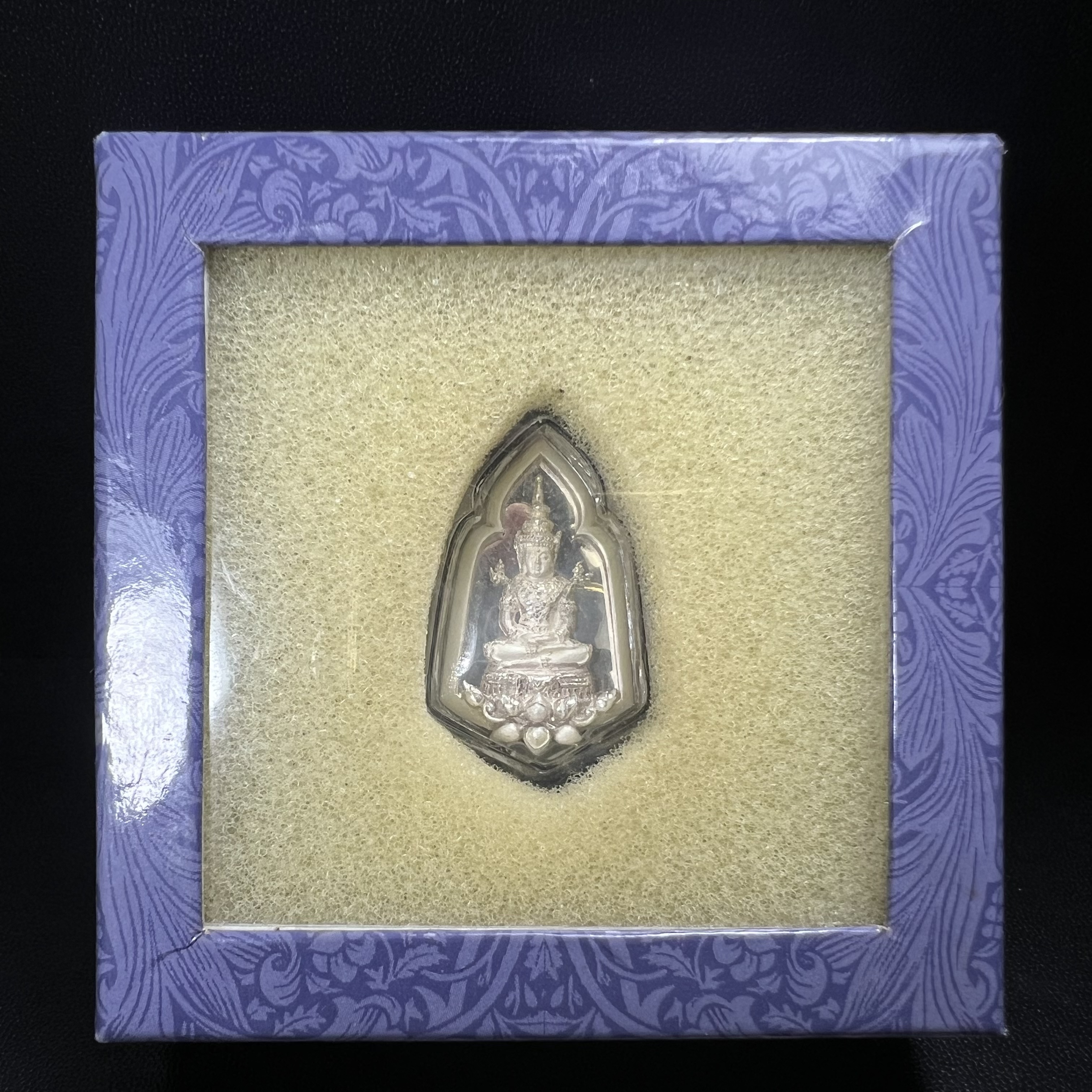 พระแก้วมรกต ภปร. ปี2547 จัดสร้างโดย รพ.ภูมิพลฯ เนื้อเงิน เหรียญทรงซุ้ม งดงามทรงคุณค่าอีกหนึ่งรุ่นยอดนิยม หายาก(1ใน3000องค์)