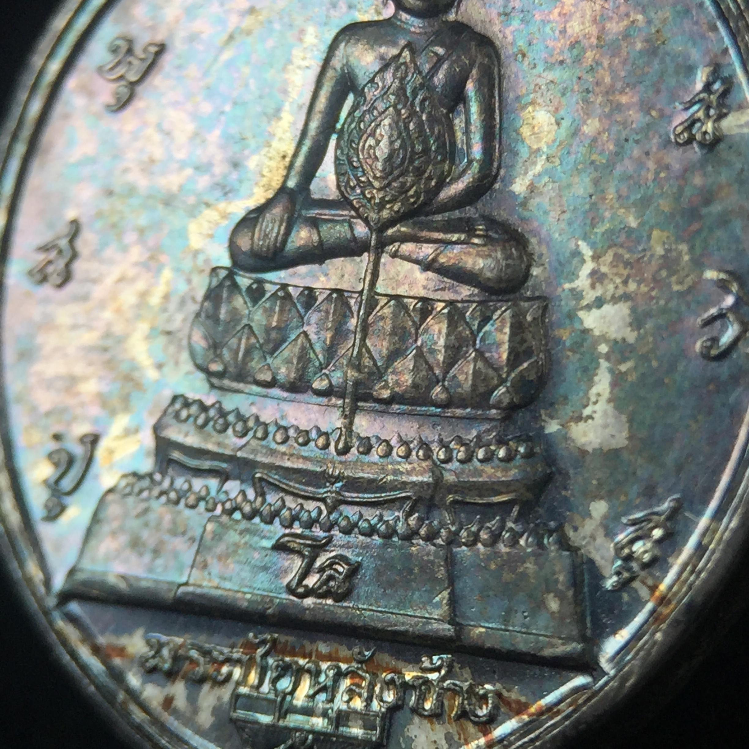 เหรียญพระชัยหลังช้าง ภปร. ครบ 5 รอบ ในหลวงรัชกาลที่9 พ.ศ.2530 พิมพ์เล็ก เนื้อเงิน(หนัก 2 สลึง)(สภาพผิวเดิมขึ้นสีรุ้งธรรมชาติสวยมาก)หายาก สภาพสวยเดิมพร้อมกล่องบรรจุเดิมครบสมบูรณ์(พิธีใหญ่ รุ่นยอดมนิยม)