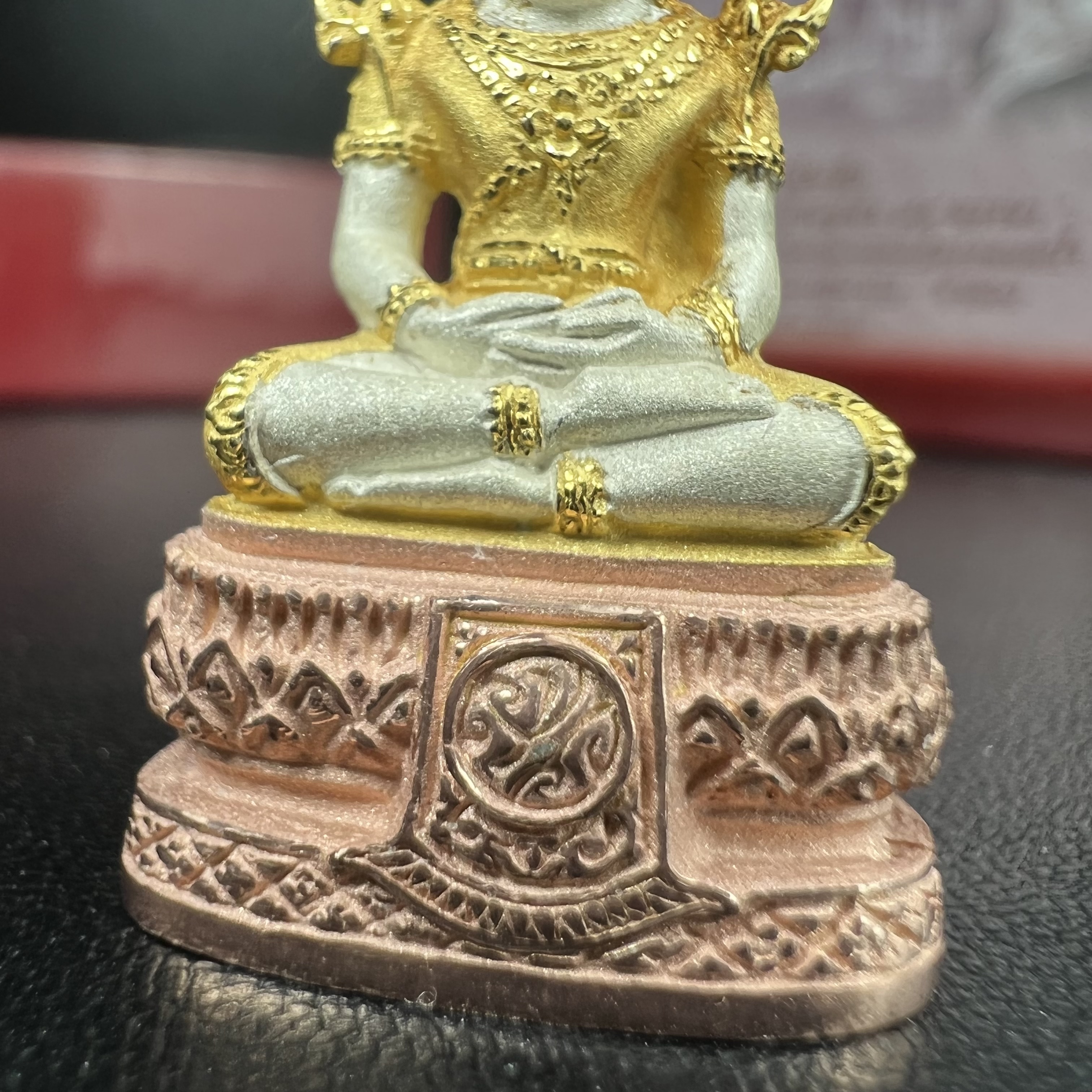 พระแก้วมรกต ภปร.(รุ่นแรก) ปี2545 รุ่นฉลองกรุงรัตนโกสินทร์ครบ 220 ปี พิมพ์ลอยองค์ใหญ่ เนื้อเงินบริสุทธิ์ 92.5% (สามกษัตริย์) ขนาด 19*35 มม. พร้อมกล่องบรรจุดิม สวยครบสมบูรณ์