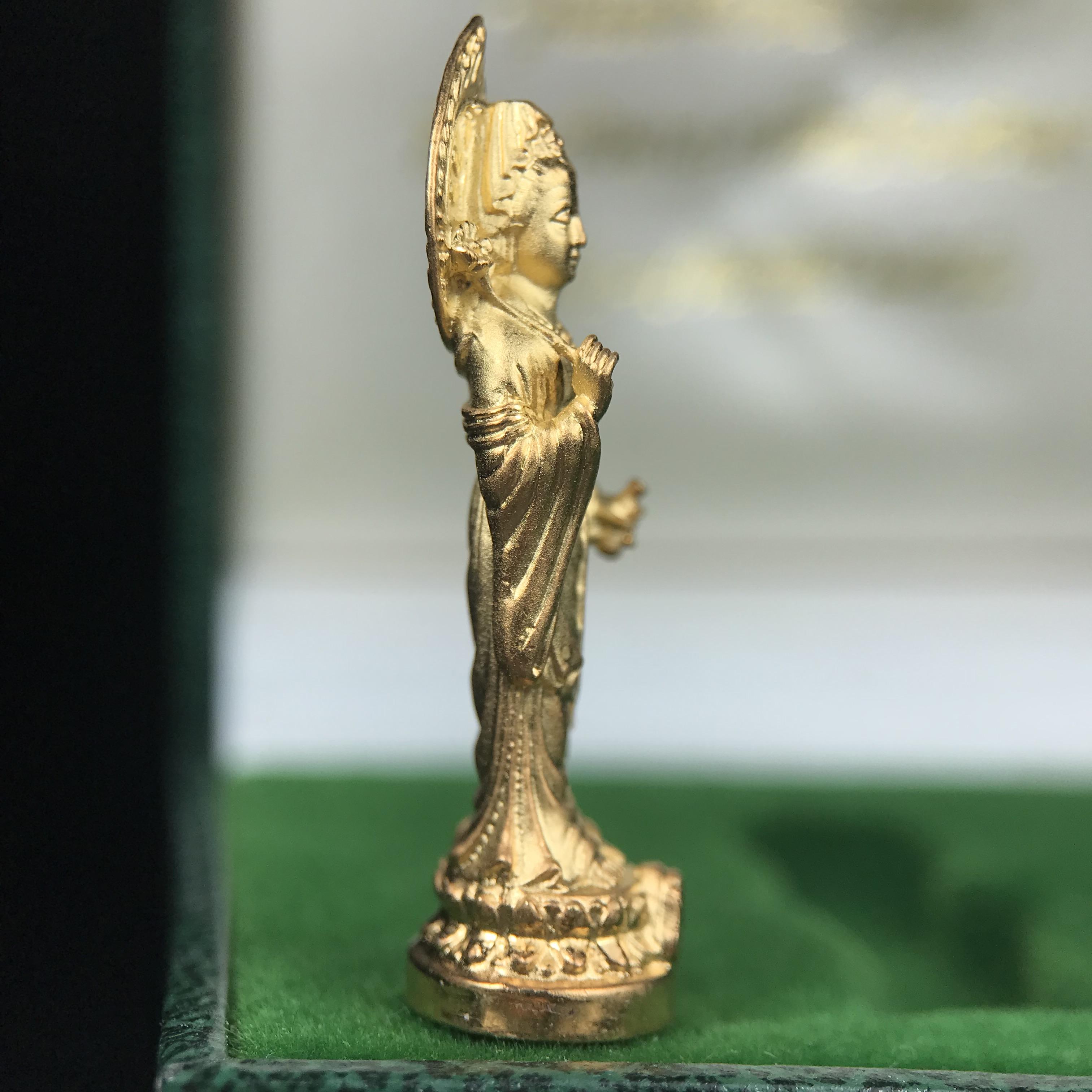 พระโพธิสัตว์อวโลกิเตศวร (เจ้าแม่กวนอิม) รุ่นฉลองปีกาญจนาภิเษก ปี 2540 เนื้อชุบทอง กะไหล่ทอง พ่น ทราย(สวยดุจทองคำ) เทศบาลนครหาดใหญ่จัดสร้างถวายเฉลิมพระเกียรติพระบาทสมเด็จพระเจ้าอยู่หัวทรงครองสิริราชสมบัติครบ 50 ปี(สภาพสวยเดิมพร้อมกล่องบรรจุเดิม)หายาก