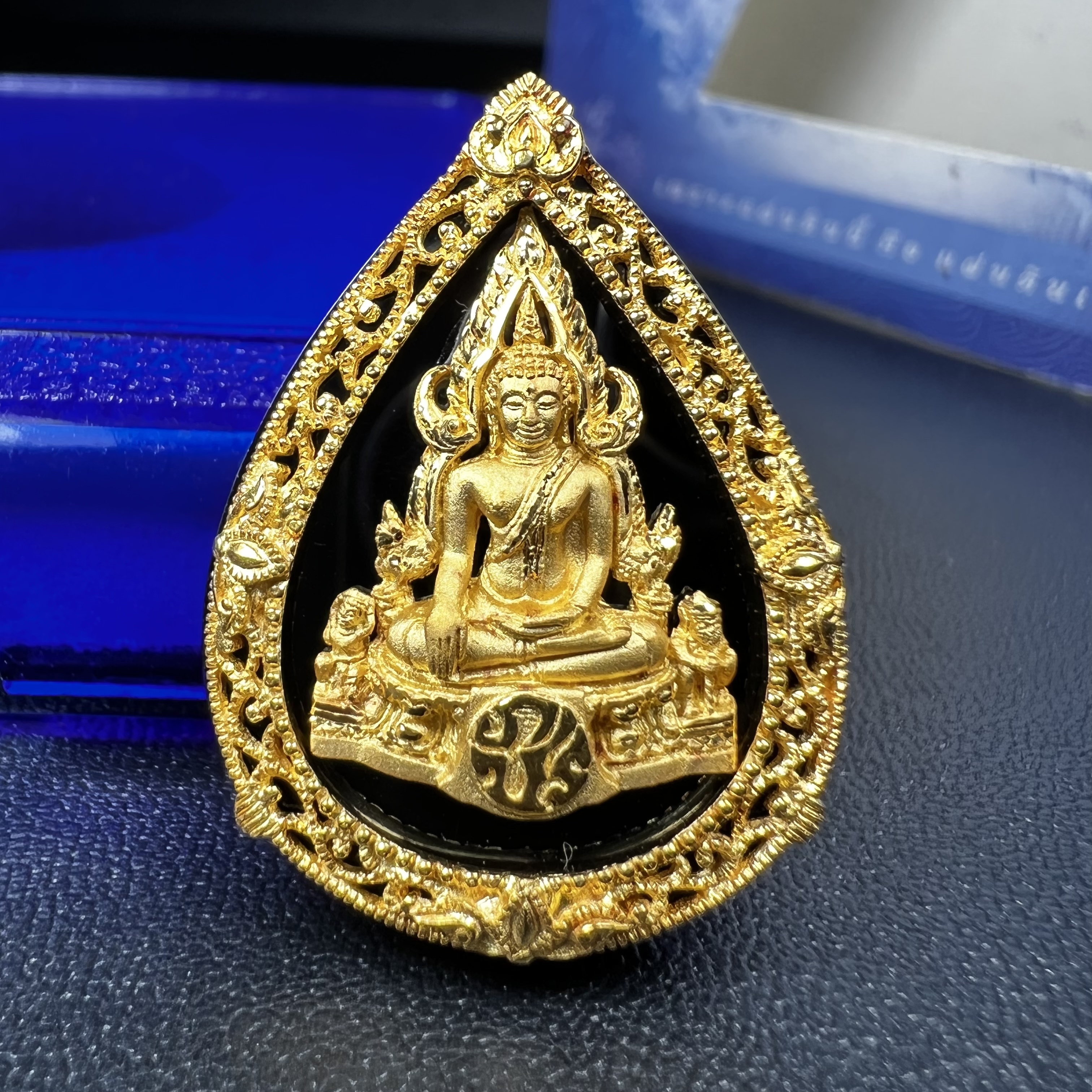 เหรียญพระพุทธชินราช ภปร. รูปหยดน้ำ โครงการ เพราะแผ่นดินนี้คือแผ่นดินเกิด เนื้อทองคำ (นน.รวม 7.3 กรัม) ปี2551 (ขนาด 21 x 29 มม.) (สวยงามหายาก)1ใน 3000องค์