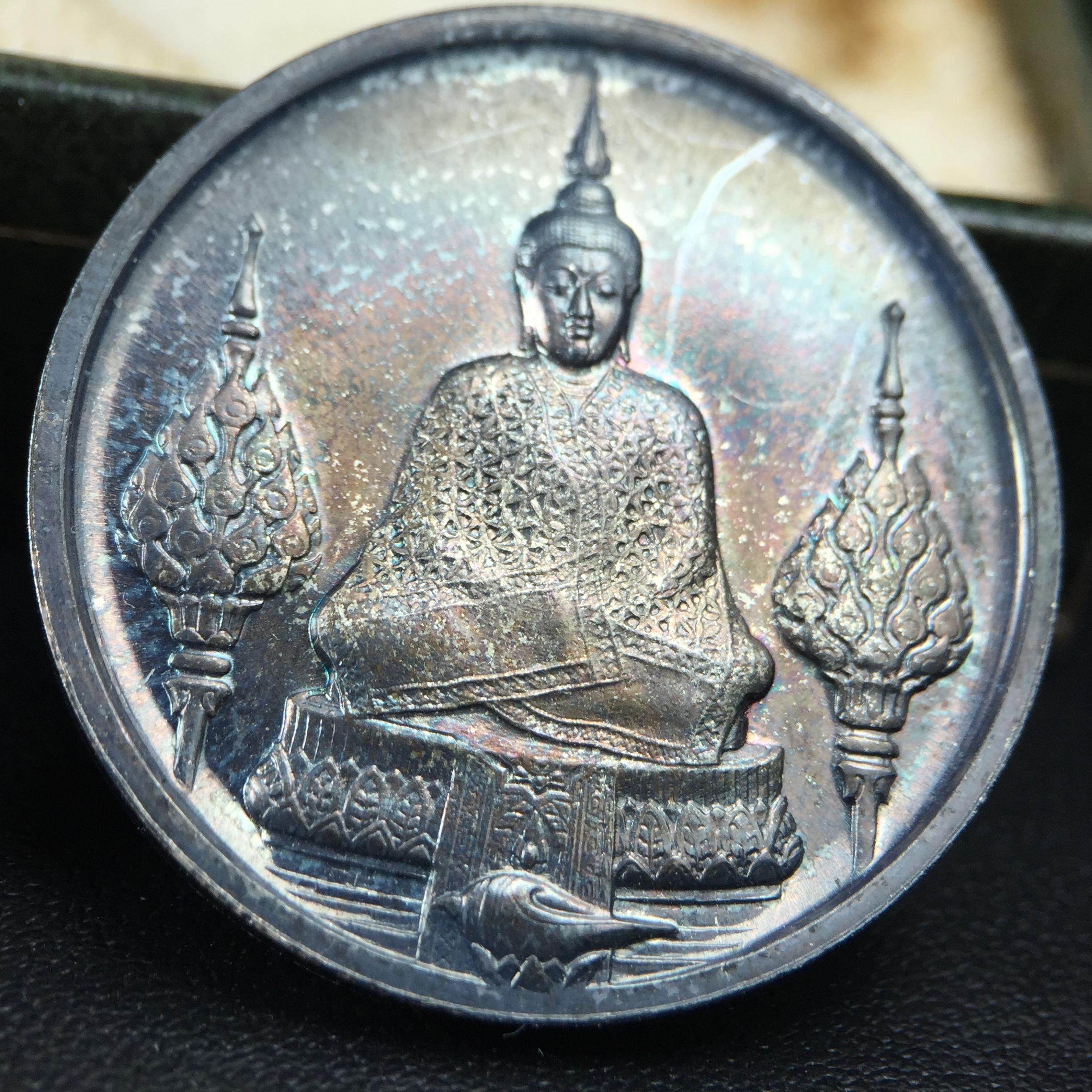 เหรียญพระแก้วมรกตหลัง ภปร. ฉลองกรุงรัตนโกสินทร์ครบ 200 ปี พ.ศ.2525 เนื้อเงิน(ผิวเดิม สวย)กล่องบรรจุเดิมครบ3พิมพ์(บล็อกพระราชศรัธา)(ในหลวงรัชกาลที่9 เสด็จในพิธี)ชอบเก็บแบบผิวเดิมๆชุดนี้เลยแนะนำ ผิวเดิมสวยมาก เสน่ห์พระเนื้อเงิน