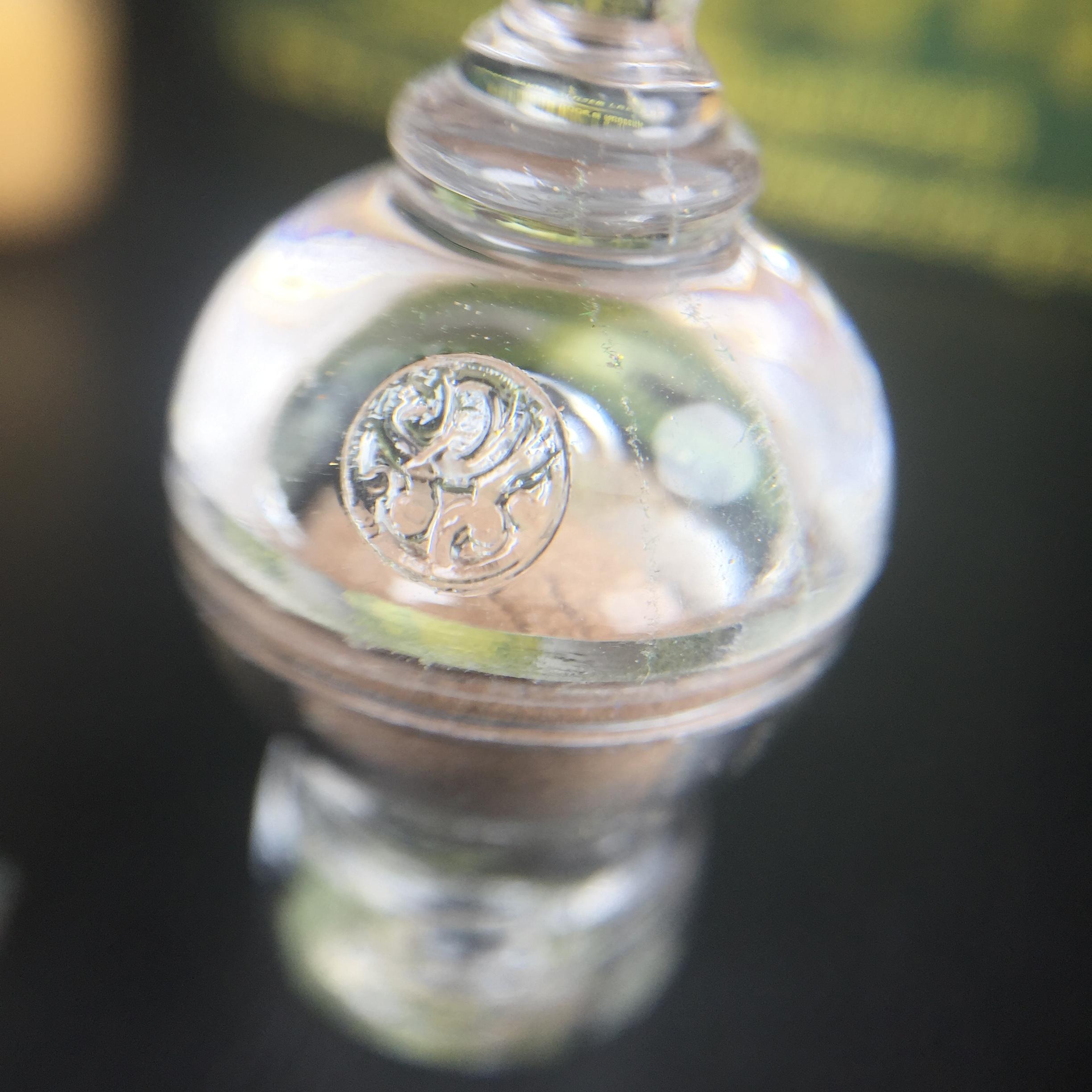 พระพุทธชินราช(จำลอง) ภปร. 84 พรรษา เนื้อเงินชุบทองคำขาว พิมพ์เล็กขนาดหน้าตัก 1/4 นิ้ว (สภาพผิวเดิมสวย ขึ้นสีรุ้งธรรมชาติ แบบนิยม)(พระราชทานมวลสาร จิตรลดาและเส้นพระเจ้า(เส้นผม))