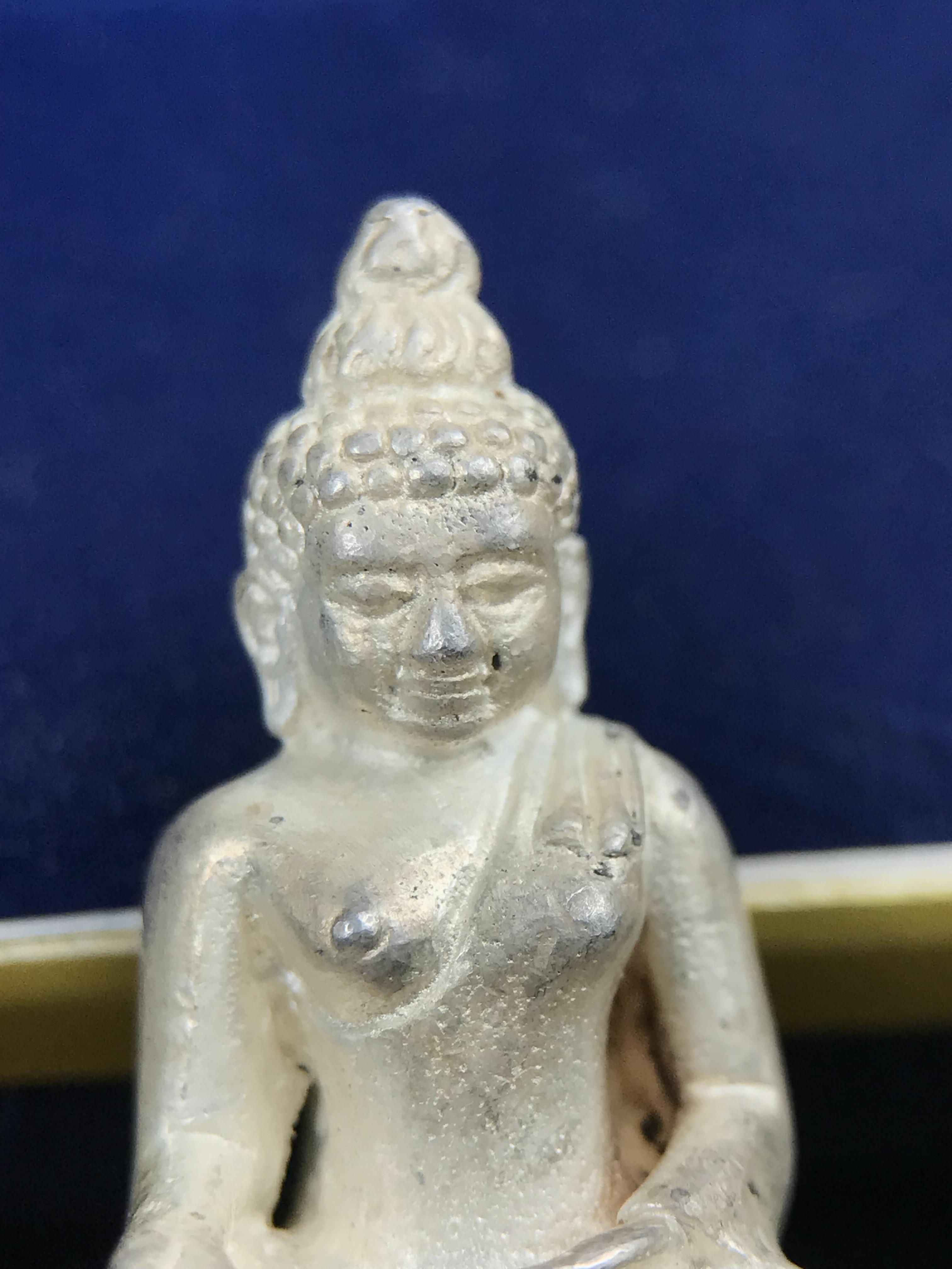 พระกริ่ง-พระชัยวัฒน์ ไพรีพินาศ ญสส.รุ่น นวฤทธิ์โภคทรัพย์ ปี 2544 อุดผงพุทธคุณ บรรจุมวลสารจิตรลดา และเส้นพระเกศาของสมเด็จพระญาณสังวร พระสังฆราชฯ พร้อมกล่องบรรจุเดิม เนื้อเงิน ก้นทองคำ(พิมพ์กรรมการ)ชุดหมายเลข ๒(1ใน 89 ชุด) หายากพบเจอน้อยมาก