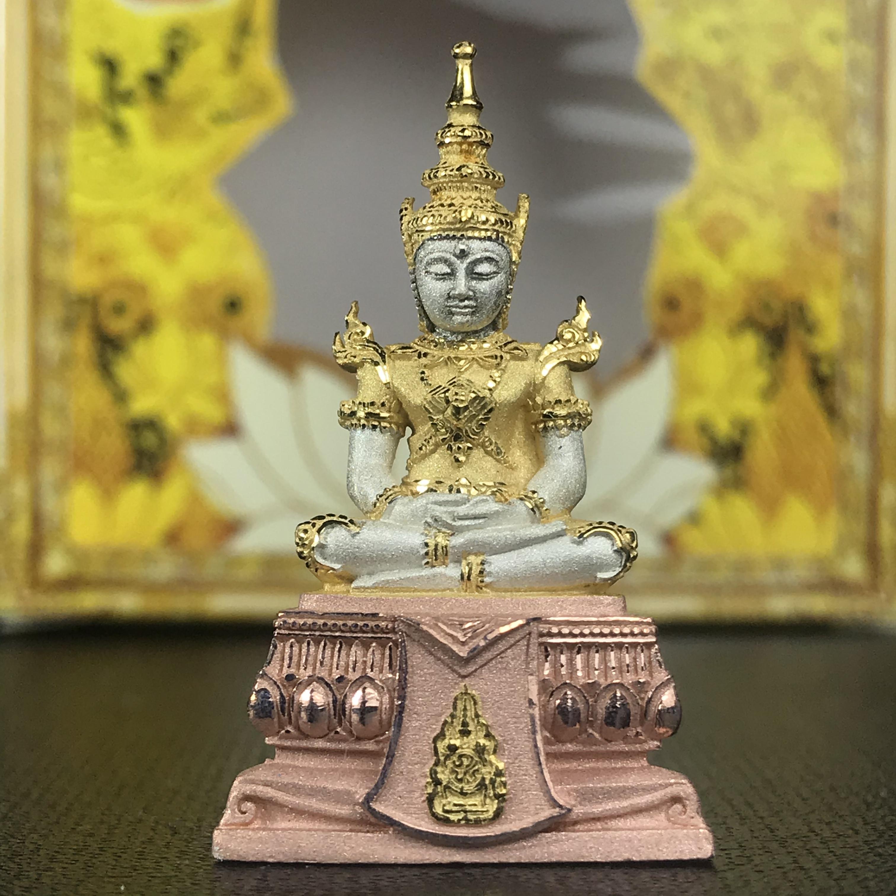 พระแก้วมรกต(จำลอง)ลอยองค์ ขนาดหน้าตัก 1/2 นิ้ว ทรงเครื่องฤดูร้อน เนื้อเงินสามกษัตริย์ ตราสัญลักษณ์ฉลองสิริราชสมบัติ ครบ 60 ปี พ.ศ.2549(สภาพสวย ครบ สมบูรณ์)