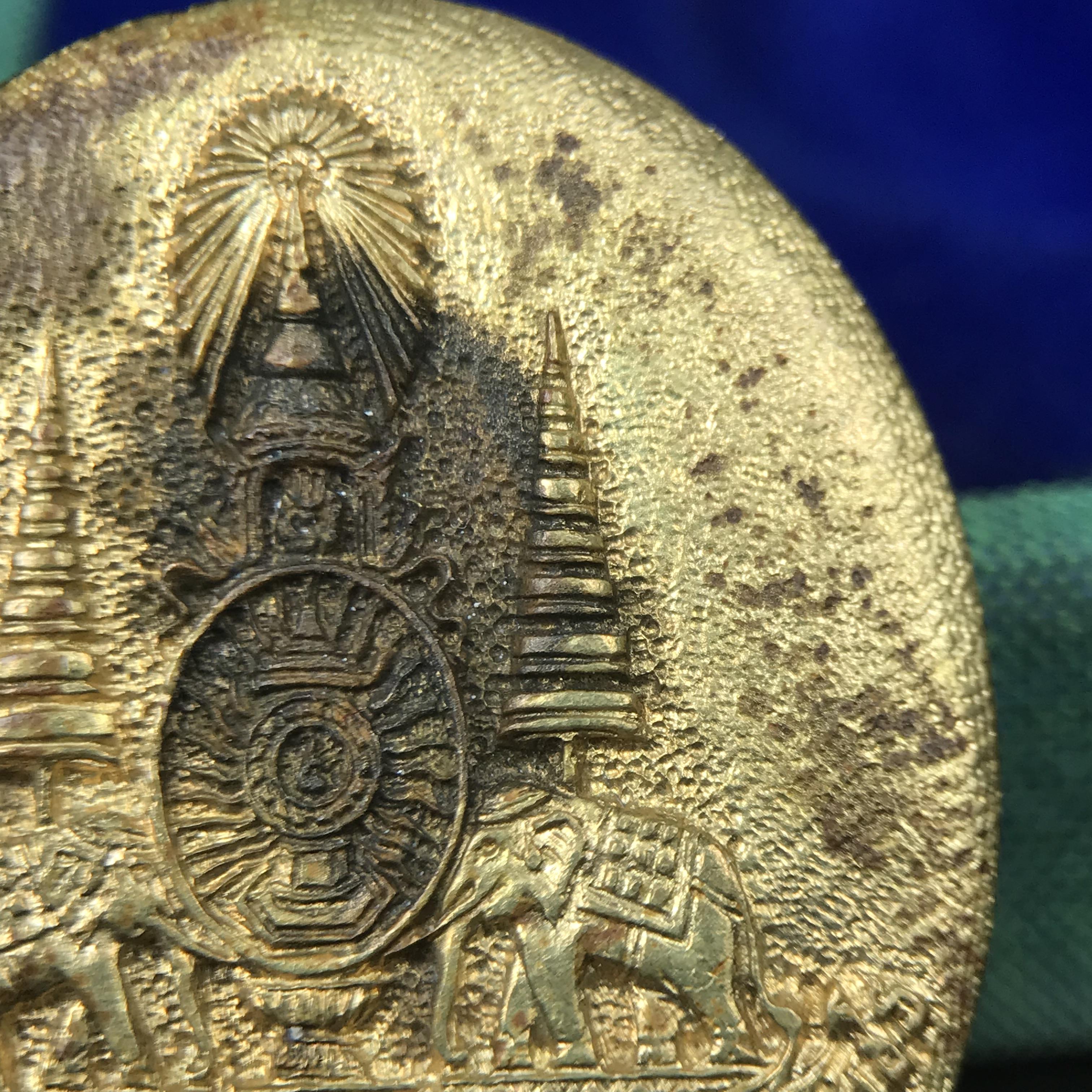 เหรียญรูปเหมือนพระญาณวิทยาคมเถร (หลวงพ่อคูณ ปริสุทโธ)ชุดกาญจนาภิเษกครองราชย์ครบ 50 ปี วัดบวรนิเวศวิหาร ปี พ.ศ. 2538 เนื้อบรอนซ์ทอง(จัดสร้างได้เหมือนหลวงพ่อคูณมาก มีรายละเอียดและความคมชัดสูง ลูกศิษย์ท่านไม่ควรพลาด วิจิตรศิลป์และพุทธศิลป์งดงาม)พิธีใหญ่