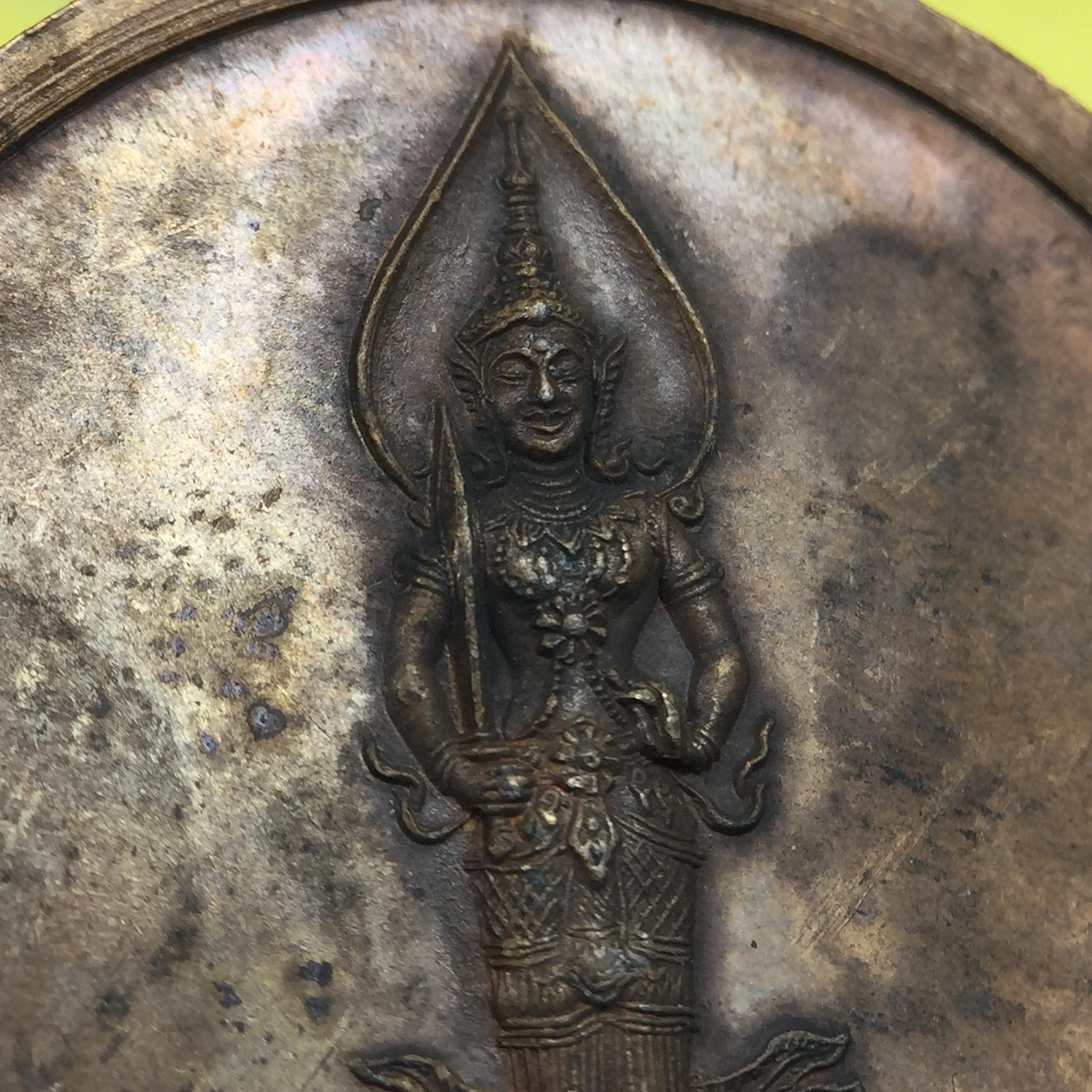 เหรียญสนทนาธรรม ในหลวงรัชกาลที่ 9 สมเด็จพระญาณสังวร หลังพระสยามเทวาธิราช ปี 2543 วัดบวรนิเวศวิหาร ชุดกรรมการ(เนื้อกะไหล่ทอง+กะไหล่เงิน+ทองแดงรมน้ำตาล)พร้อมกล่องบรรจุเดิม(ชุดหายาก สภาพผิวกะไหล่เดิมจากผู้จัดสร้าง ผิวขึ้นรุ้งธรรมชาติสวยจัด แชมป์ๆ)1 ใน 343ชุด