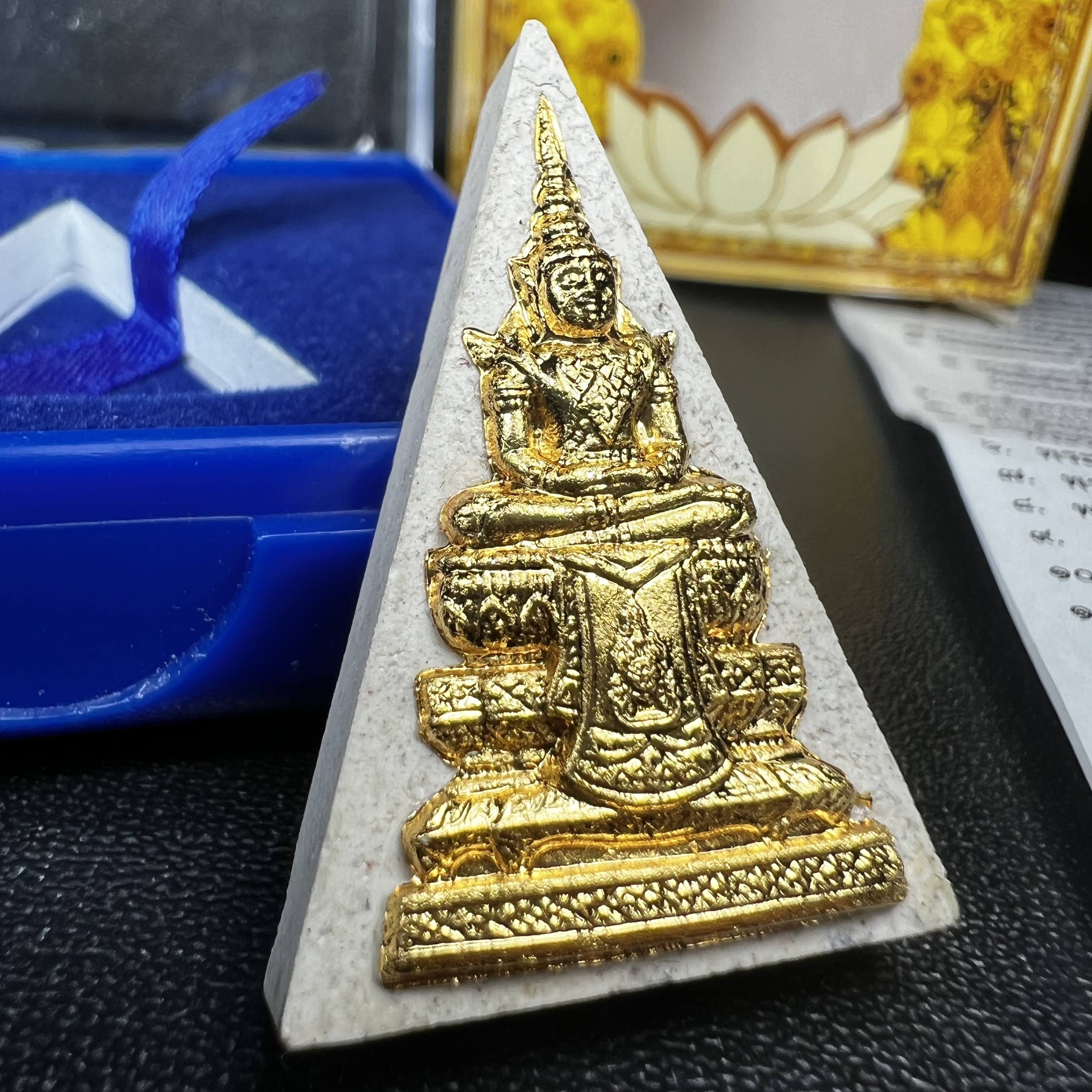 พระแก้วมรกต(จำลอง)ทรงเครื่องฤดูร้อน พระผงบูชา ด้านหน้าปิดทอง ด้านหลังตราสัญลักษณ์ฉลองสิริราชสมบัติครบ 60ปี เนื้อเงิน(รุ่นนี้ได้พระราชทานเส้นพระเจ้า(เส้นผม)รัชกาลที่9ในการจัดสร้าง)