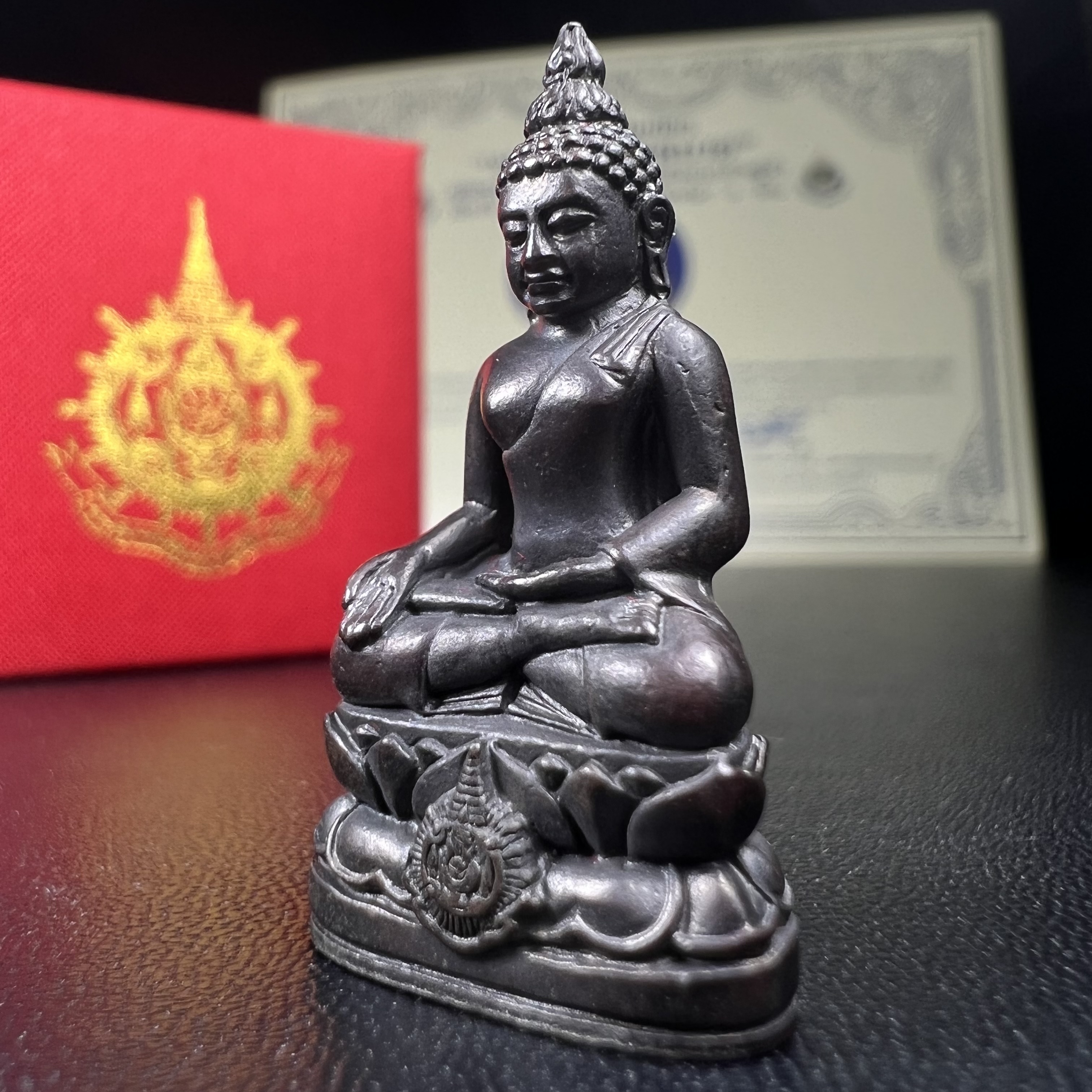 พระกริ่งไพรีพินาศ เฉลิมพระเกียรติ พระบาทสมเด็จพระเจ้าอยู่หัวรัชกาลที่9 พระชนมพรรษา 6 รอบ ปี2542 เนื้อนวโลหะผสมทองคำ(บรรจุเหล็กไหล)ดีนอก-ดีใน***องค์นี้สภาพสวยครบสมบูรณ์ มาพร้อมกล่องเดิมและใบรับรองจากผู้จัดสร้างแบบนี้หายากมาก***