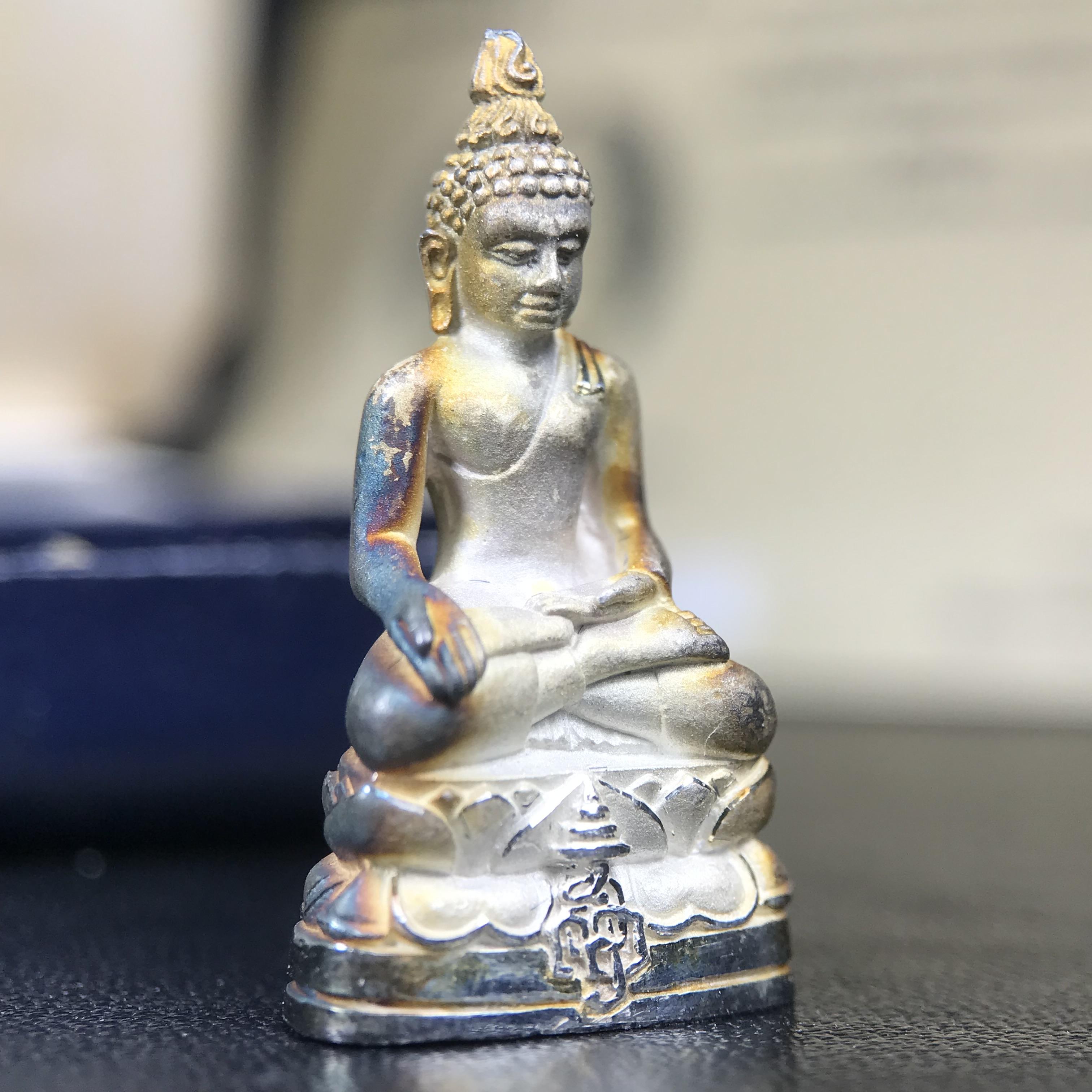 พระกริ่งไพรีพินาศ ญสส.มูลนิธิพิทักษ์ดวงตาประชาชน ฉลองศิริราชสมบัติครองราชย์ 50 ปี รัชกาลที่ 9 เนื้อเงินบริสุทธิ์ 99.9% (เนื้อเงินผิวเดิมติดรุ้งๆสวยเดิม)ขนาดสูง 2.8 ซม. พร้อมกล่องบรรจุเดิมและการ์ดใบรับรองเดิมครบสมบูรณ์(องค์หมายเลข ๒๓๒๗)