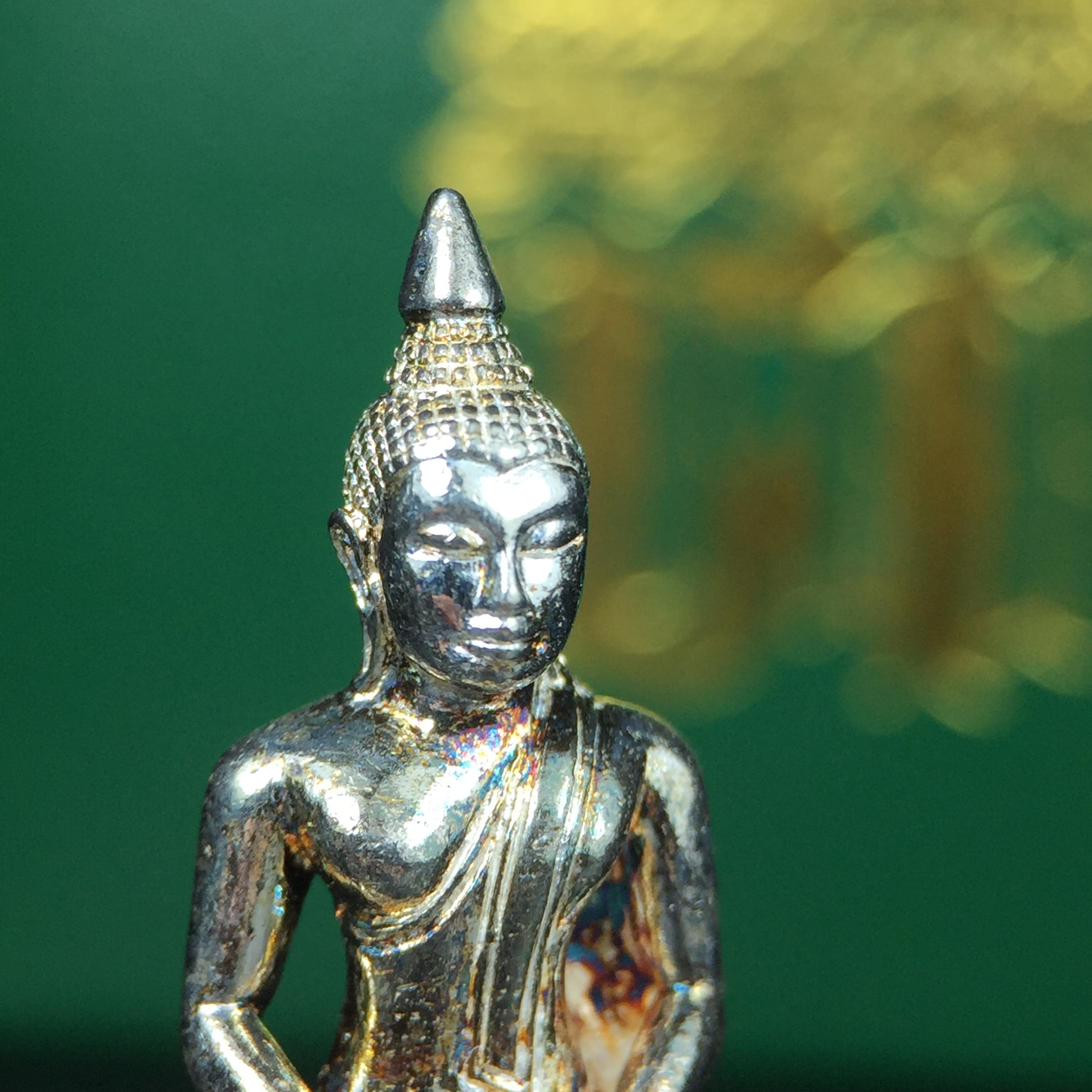 พระพุทธโสธร รุ่น กศก. 120 ปี เนื่องในโอกาสครบ 120 ปี กรมศุลกากร กระทรวงการคลัง จัดสร้าง ปี 2537 เนื้อเงินบริสุทธิ์ 99.9% ผิวขัดเงา(ขึ้นสีรุ้งธรรมชาติสวย)(งานบริษัท แพรนด้า จิวเวลรี่)สวยงดงาม ทรงคุณค่า สีสันที่ธรรมชาติสรรค์สร้าง