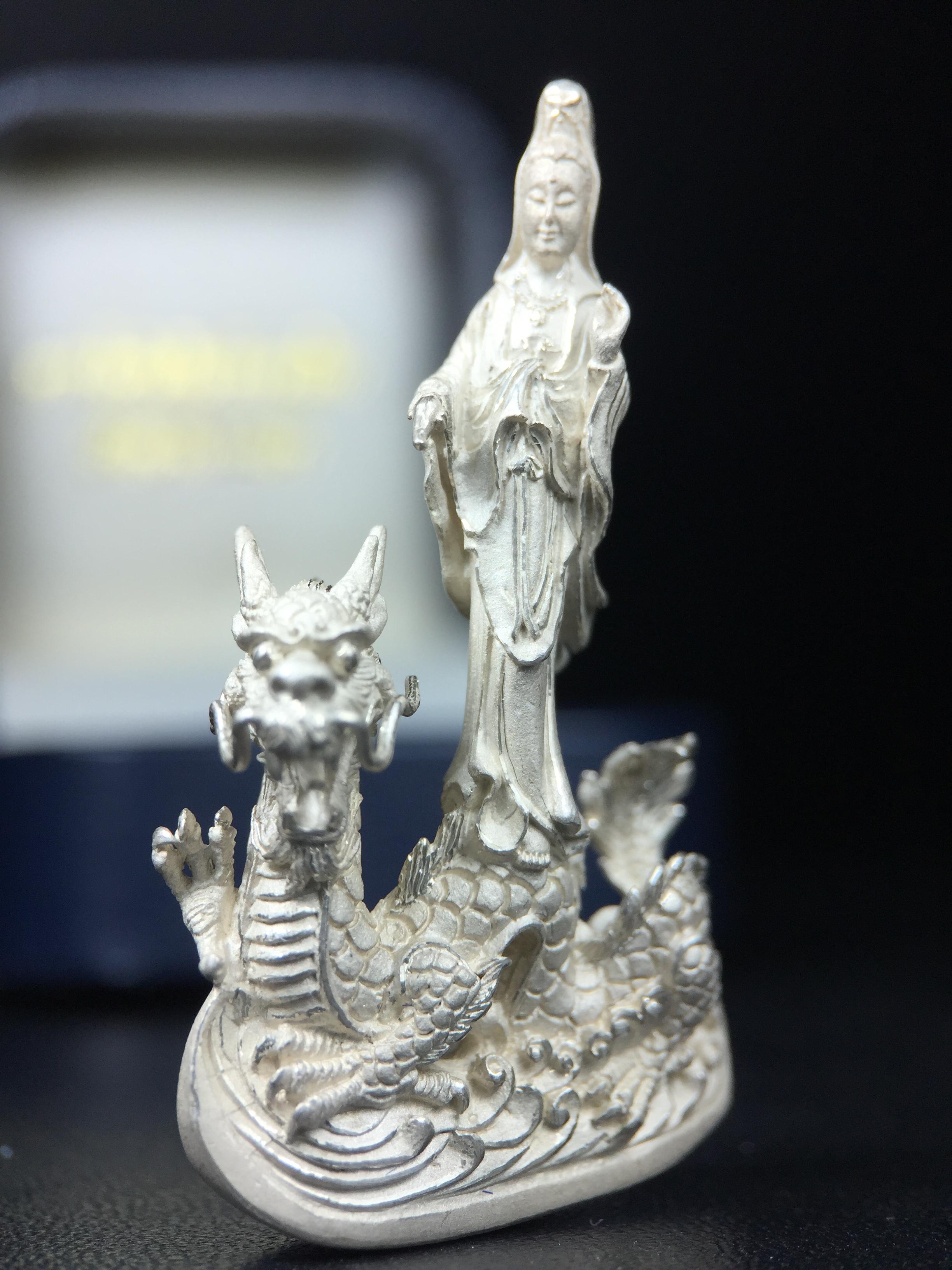 รูปหล่อลอยองค์พระโพธิสัตว์กวนอิม ทรงประทับมังกร จ.ระนอง เนื้อเงิน พิมพ์ใหญ่(สภาพผิว สวยงดงาม ทรงคุณค่า) เฉลิมฉลองในวโรกาสที่พระบาทสมเด็จพระเจ้าอยู่หัวทรงครองสิริราชสมบัติครบ 50 ปี จ.ระนอง พ.ศ.2539