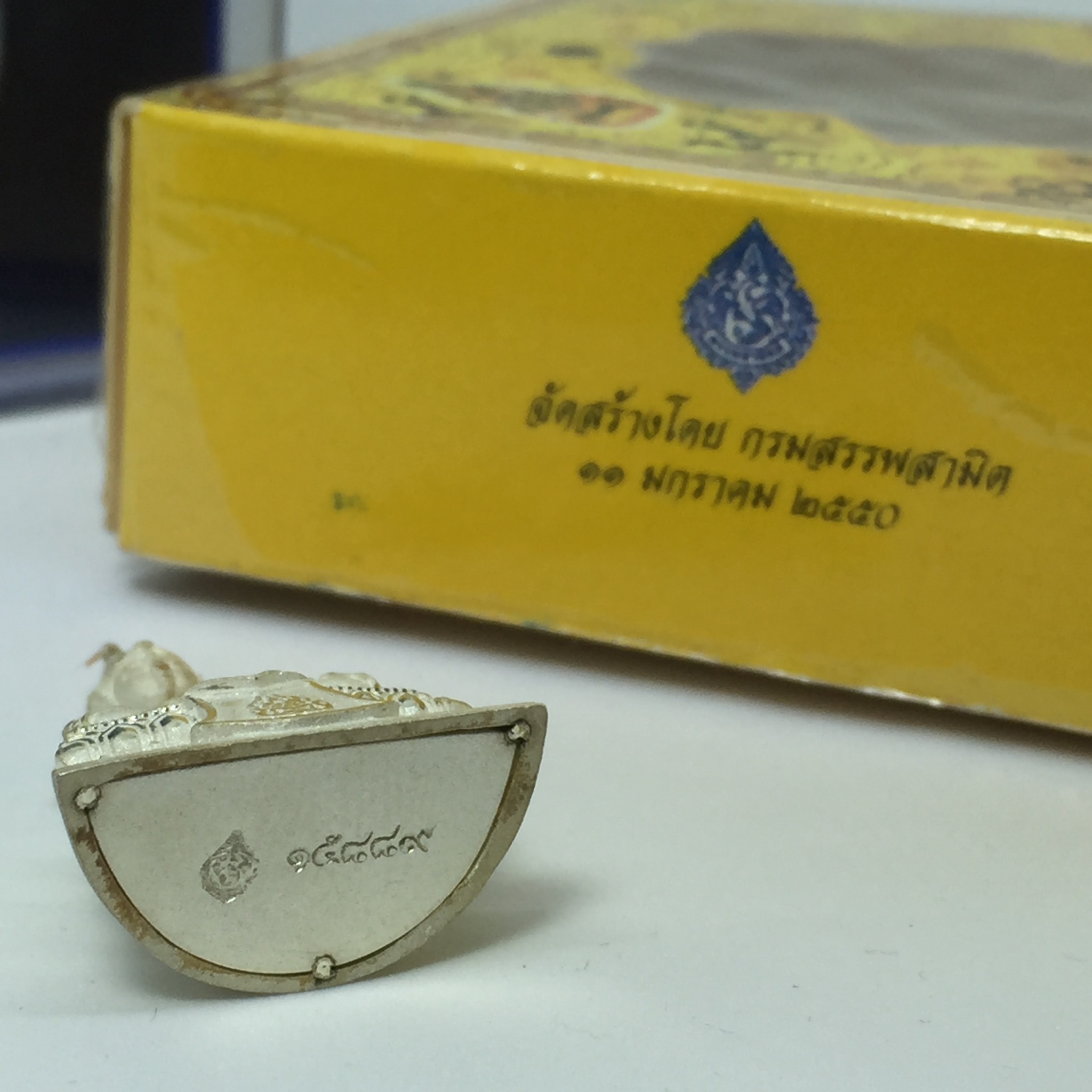 พระแก้วมรกต(จำลอง)ลอยองค์ ขนาดหน้าตัก 1/2 นิ้ว ทรงเครื่องฤดูร้อน เนื้อเงิน ตราสัญลักษณ์ฉลองสิริราชสมบัติ ครบ 60 ปี