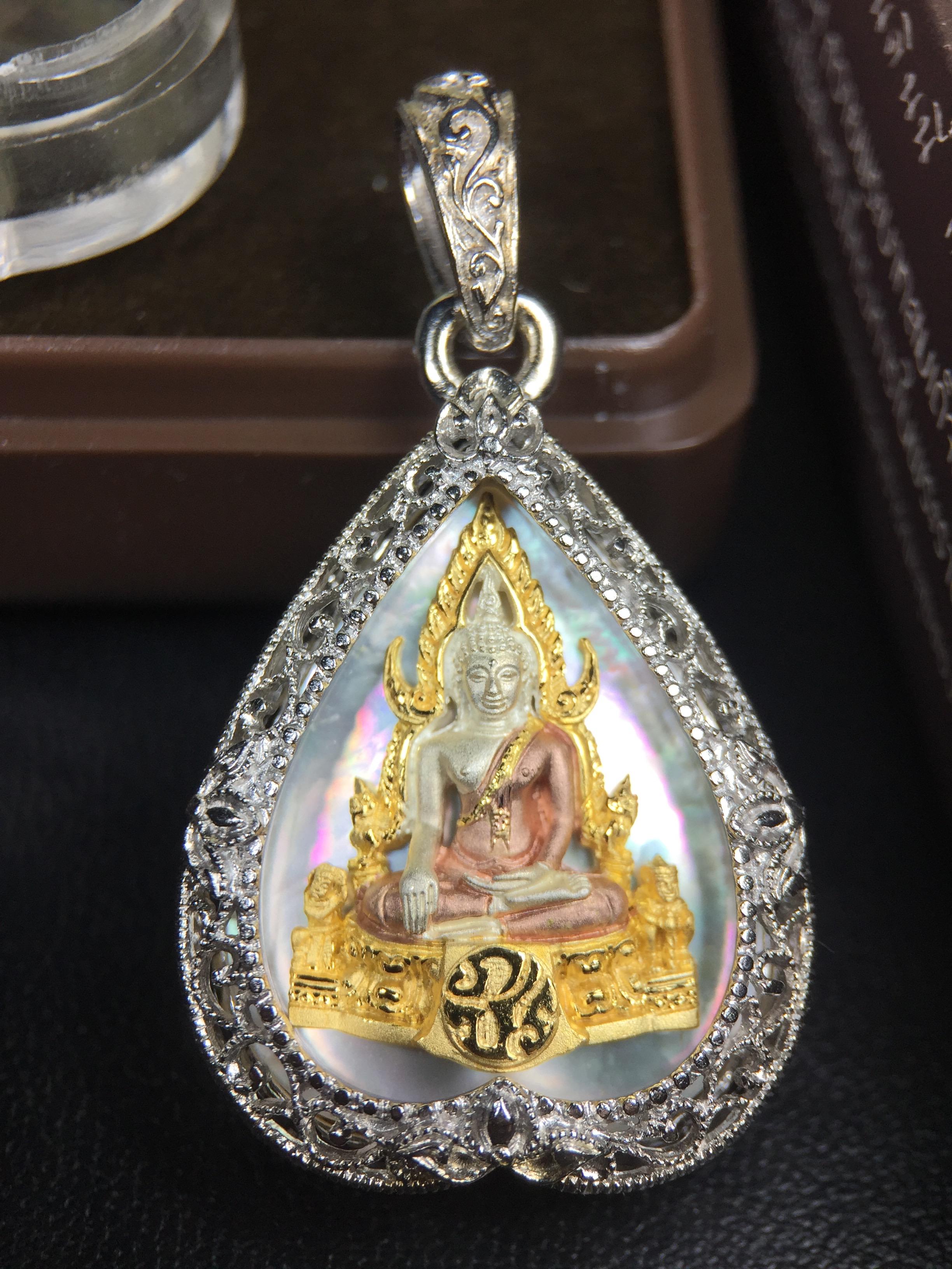 พระพุทธชินราช ภปร. โครงการ "เพราะแผ่นดินนี้ คือ แผ่นดินเกิด" ปี2548(รุ่นแรก) เหรียญทรงใบโพธิ์ ขนาด 21 x 29 มม. เนื้อเงินสามกษัตริย์ องค์พระชุบสามกษัตริย์ ล้อมด้วยกรอบเงินชุบทองคำขาวสลักเสลาเป็นลวดลายละเอียดอ่อน ส่วนพื้นองค์พระเป็นเปลือกหอยมุข