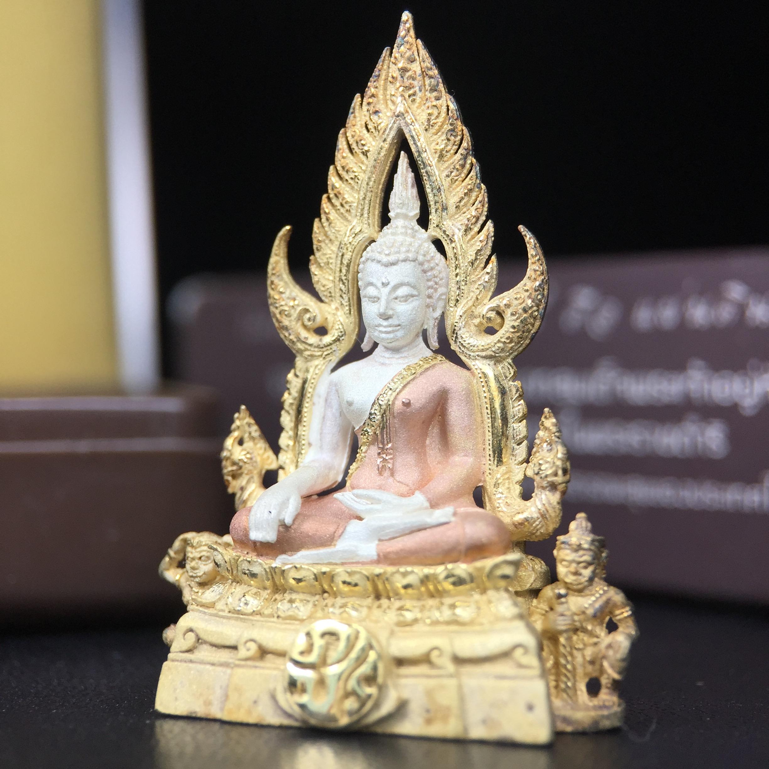 พระพุทธชินราช ภปร. โครงการ "เพราะแผ่นดินนี้ คือ แผ่นดินเกิด" ปี2548(รุ่นแรก) ลอยองค์ หน้าตัก 1/2 นิ้ว เนื้อเงินสามกษัตริย์(ผิวเดิมติดรุ้งๆสวยดีมีเสน่ห์) พุทธศิลป์งดงามทรงคุณค่า รุ่นยอดนิยม