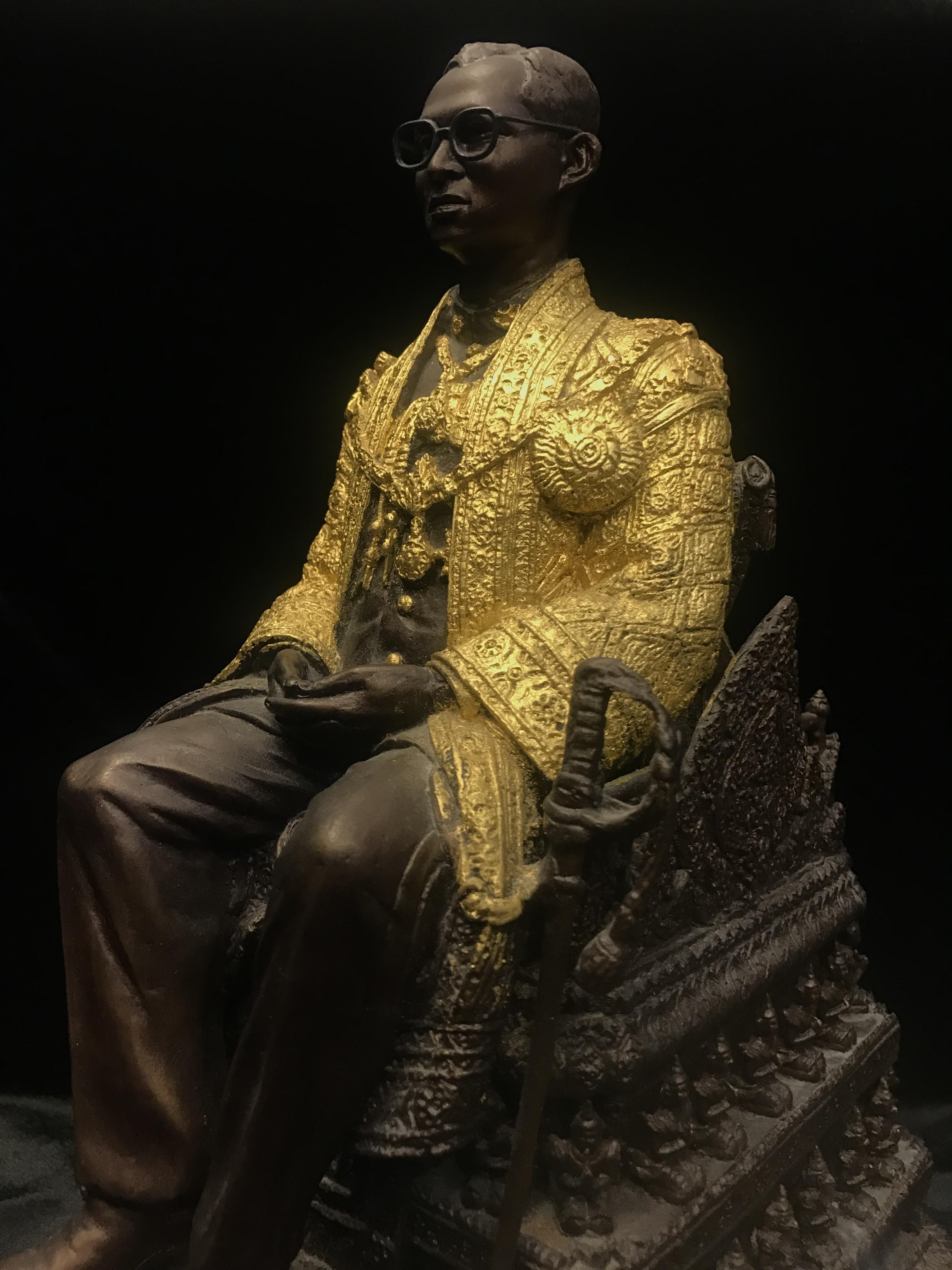 พระบรมรูปพระบาทสมเด็จพระเจ้าอยู่หัวรัชกาลที่9(นั่งบัลลังก์) กระทรวงมหาดไทยจัดสร้าง ปี2539