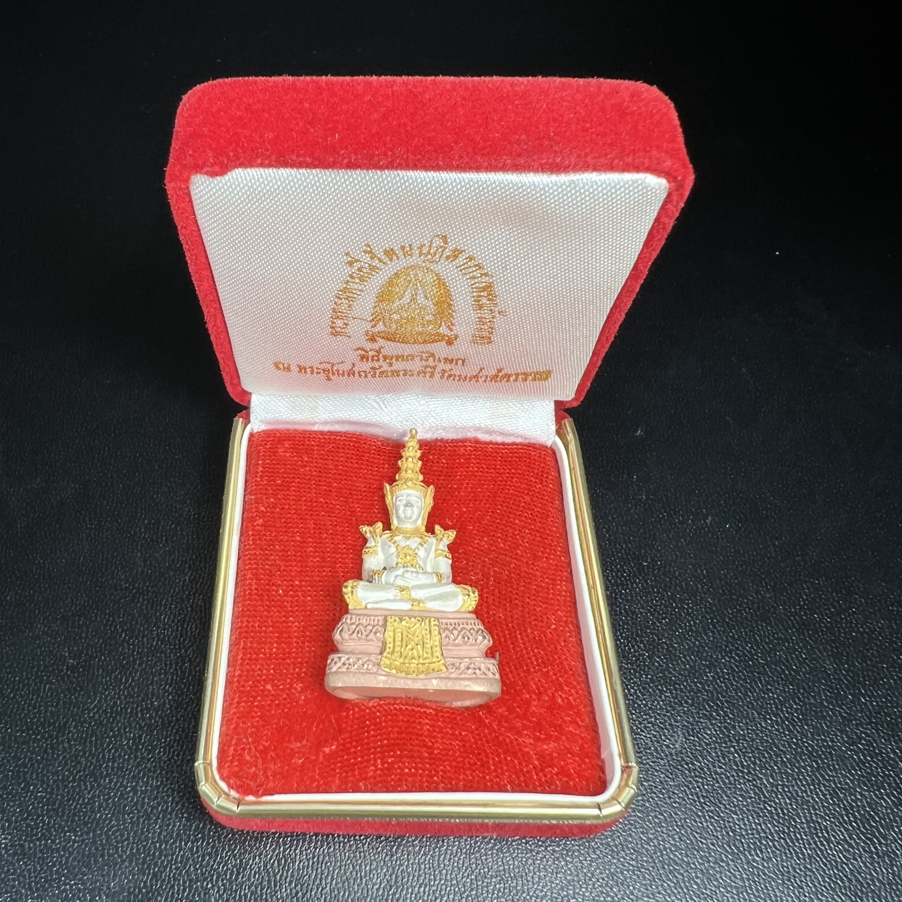 พระพุทธมหามณีรัตนปฏิมากร (พระแก้วมรกต) มหาจุฬาลงกรณราชวิทยาลัย(มจร.) วังน้อย พระนครศรีอยุธยา ปี 2543 พิธีมหาพุทธาภิเษก ณ วัดพระศรีรัตนศาสดาราม (วัดพระแก้ว) ในพระบรมมหาราชวัง เนื้อเงินสามกษัตริย์ (ตอกโค๊ตหมายเลข 181)