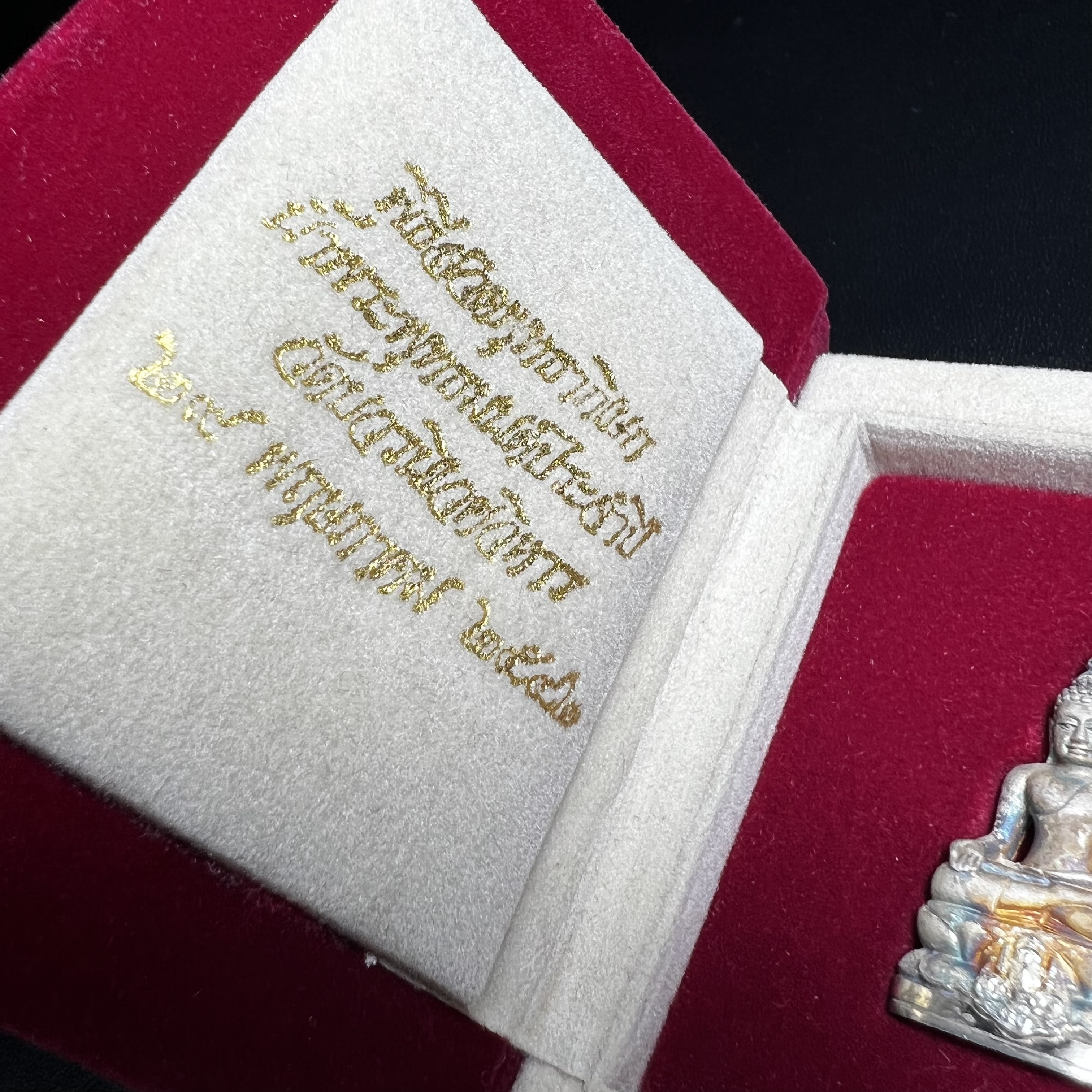 พระกริ่งไพรีพินาศ ตรากาญจนาภิเษก วัดบวรนิเวศวิหาร ที่ระลึกในหลวงรัชกาลที่9 ครองสิริราชสมบัติครบ 50 ปี เนื้อเงิน(สภาพผิวเดิม ขึ้นสีรุ้งธรรมชาติ สวยแบบนิยม)พร้อมกล่องบรรจุเดิม หมายเลข 5493