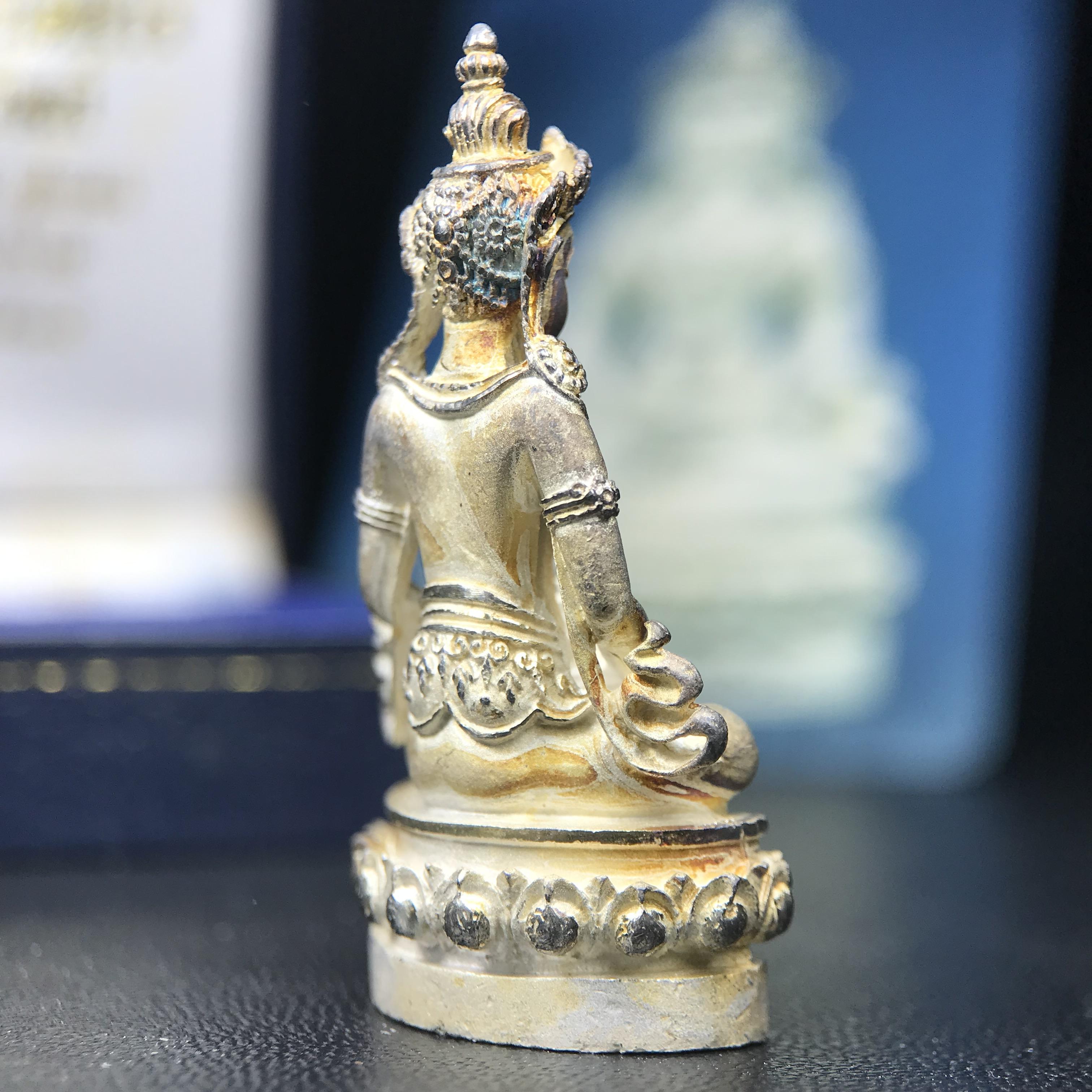 พระกริ่งอวโลกิเตศวร ( เจ้าแม่กวนอิม ) วัดโพธิ์แมนคุณาราม รุ่นอุดมโภคทรัพย์ พ.ศ.2539 เนื้อเงินพ่นทราย(ผิวเดิม ขึ้นสีรุ้งธรรมชาติ แบบนิยม เสน่ห์ของพระเนื้อเงิน) (พร้อมกล่องบรรจุการ์ดใบรับรองเดิมครบ)(อีกหนึ่งรุ่นยอดนิยม พุทธศิลป์สวยงดงาม)หายาก 1 ใน 5000 องค์