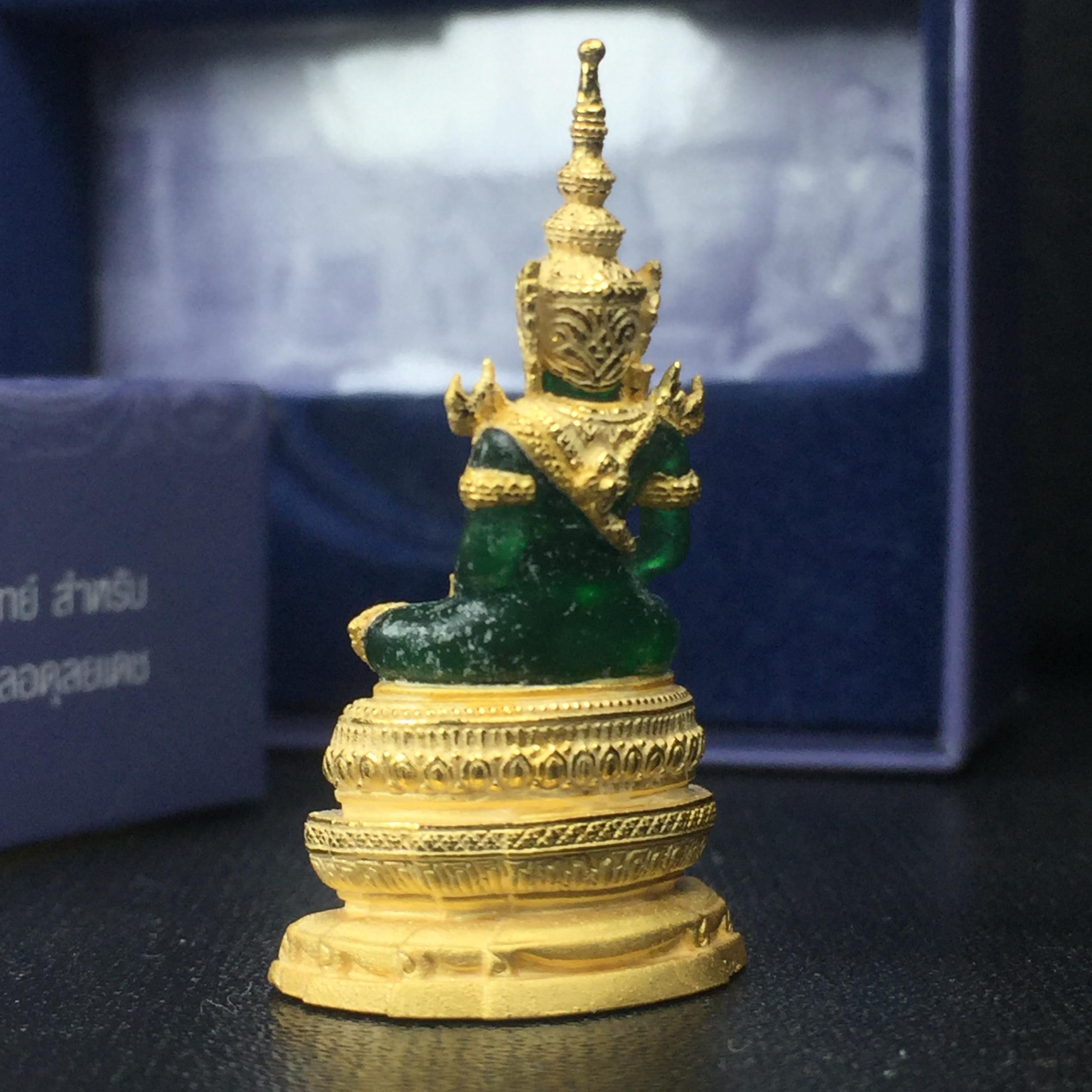 พระแก้วมรกต ภปร. ปี2547 จัดสร้างโดย รพ.ภูมิพลฯ ลอยองค์ หน้าตัก 1/2 นิ้ว เนื้อเรซิ่นหุ้มทองคำ99.99%