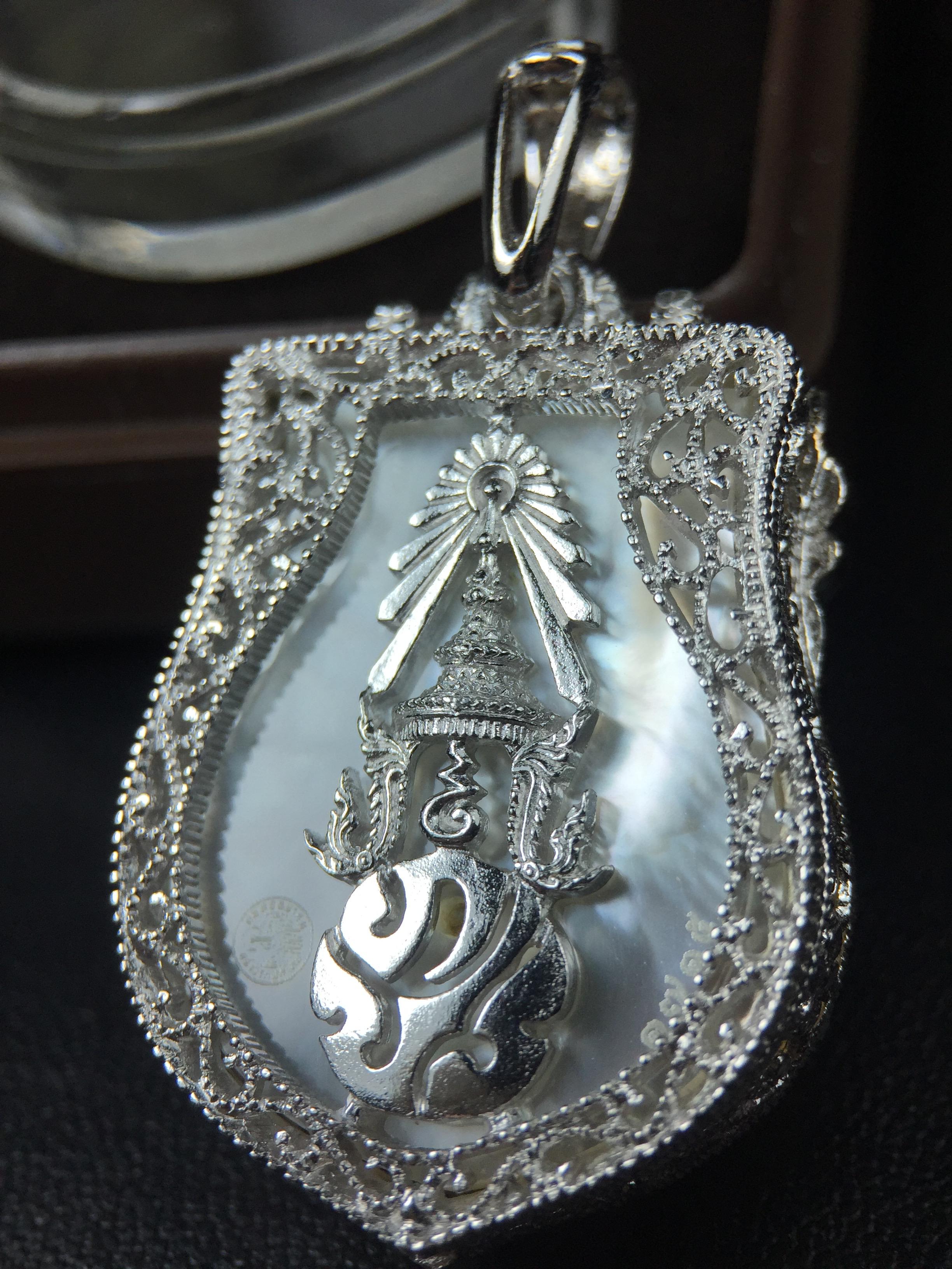 พระพุทธชินราช ภปร. โครงการ "เพราะแผ่นดินนี้ คือ แผ่นดินเกิด" ปี2548(รุ่นแรก) เหรียญทรงเสมา ขนาด 21 x 29 มม.เนื้อเงินสามกษัตริย์ องค์พระชุบสามกษัตริย์ ล้อมด้วยกรอบเงินชุบทองคำขาวสลักเสลาเป็นลวดลายละเอียดอ่อน ส่วนพื้นองค์พระเป็นเปลือกหอยมุขงดงาม