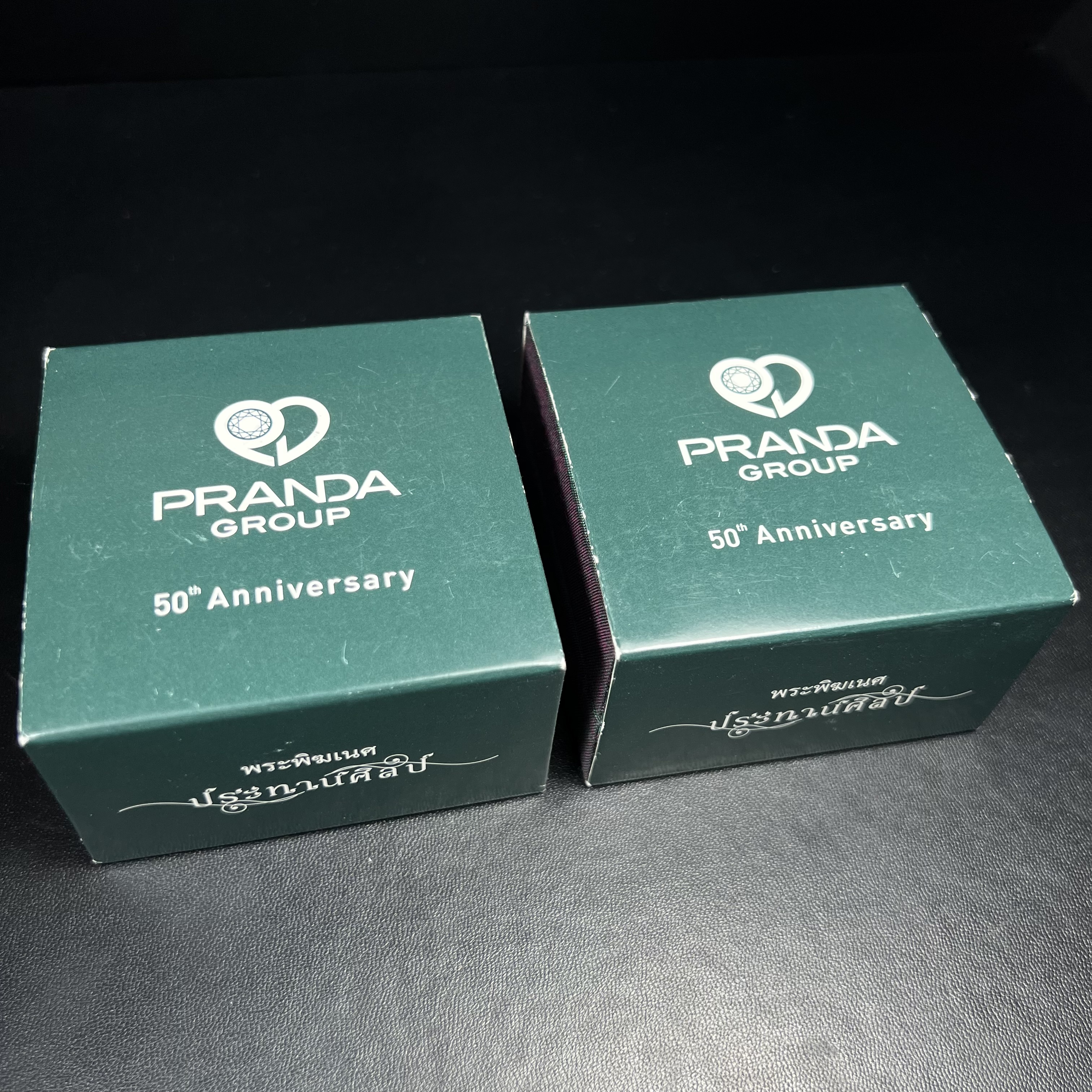 พระพิฆเนศ ประทานศิลป์ ที่ระลึกครบรอบ 50 ปี กลุ่มบ.แพรนด้าจิวเวลรี่ เนื้อบรอน์3กษัตริย์ ออกแบบได้สวยวิจิตรงดงาม ได้อัญเชิญมวลสารอันเป็นมงคลที่ได้ปลุกเสกแล้ว หลอมรวมเป็นเนื้อเดียวกับเหรียญ เพื่อความเป็นศิริมงคล สถิตย์สถาพร สืบไป