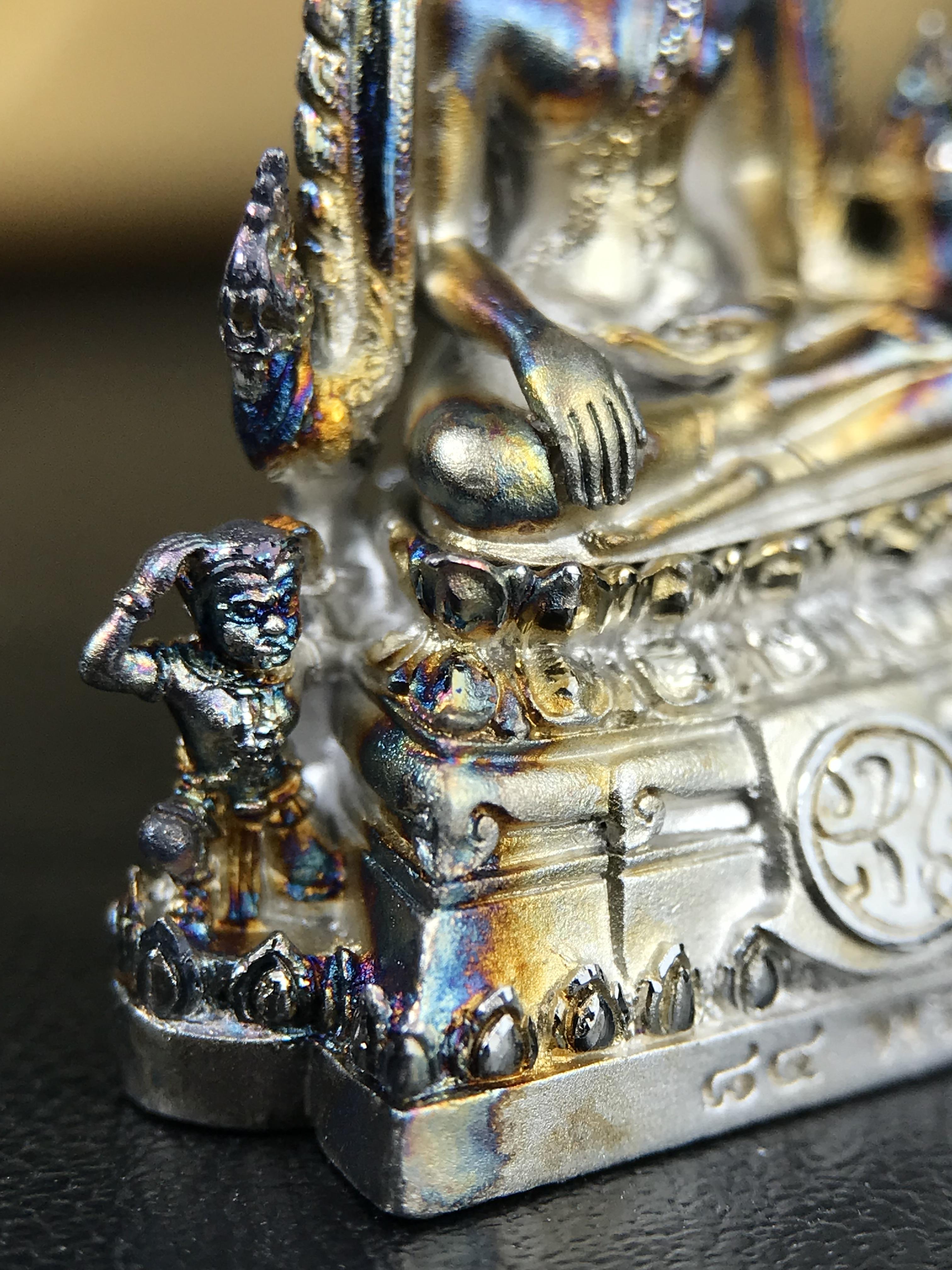 พระพุทธชินราช ภปร. 84 พรรษา ปี 2554 พิมพ์กลางขนาดหน้าตัก 1/2 นิ้ว(สูง 3.8 ซม.) เนื้อเงินชุบทองคำขาว(สภาพผิวเดิมสวย ขึ้นสีรุ้งธรรมชาติ แบบนิยม สวยมาก) (พระราชทานมวลสาร จิตรลดาและเส้นพระเจ้า(เส้นผม)รัชกาลที่9)พุทธศิลป์ทรงคุณค่าอีกหนึ่งรุ่นยอดนิยม