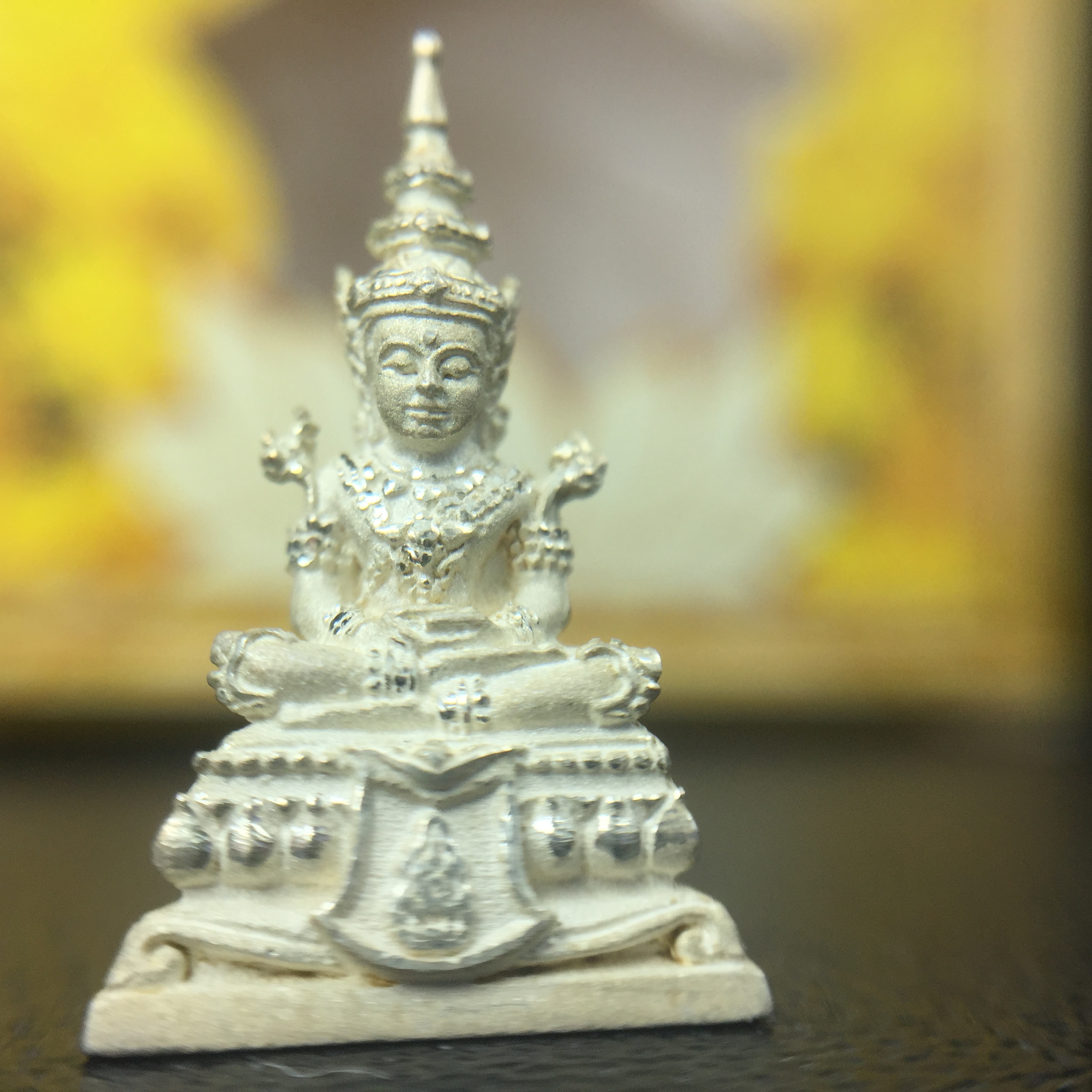 พระแก้วมรกต(จำลอง)ลอยองค์ ขนาดหน้าตัก 1/4 นิ้ว ทรงเครื่องฤดูร้อน เนื้อเงิน ตราสัญลักษณ์ฉลองสิริราชสมบัติครบ 60 ปี พ.ศ.2549