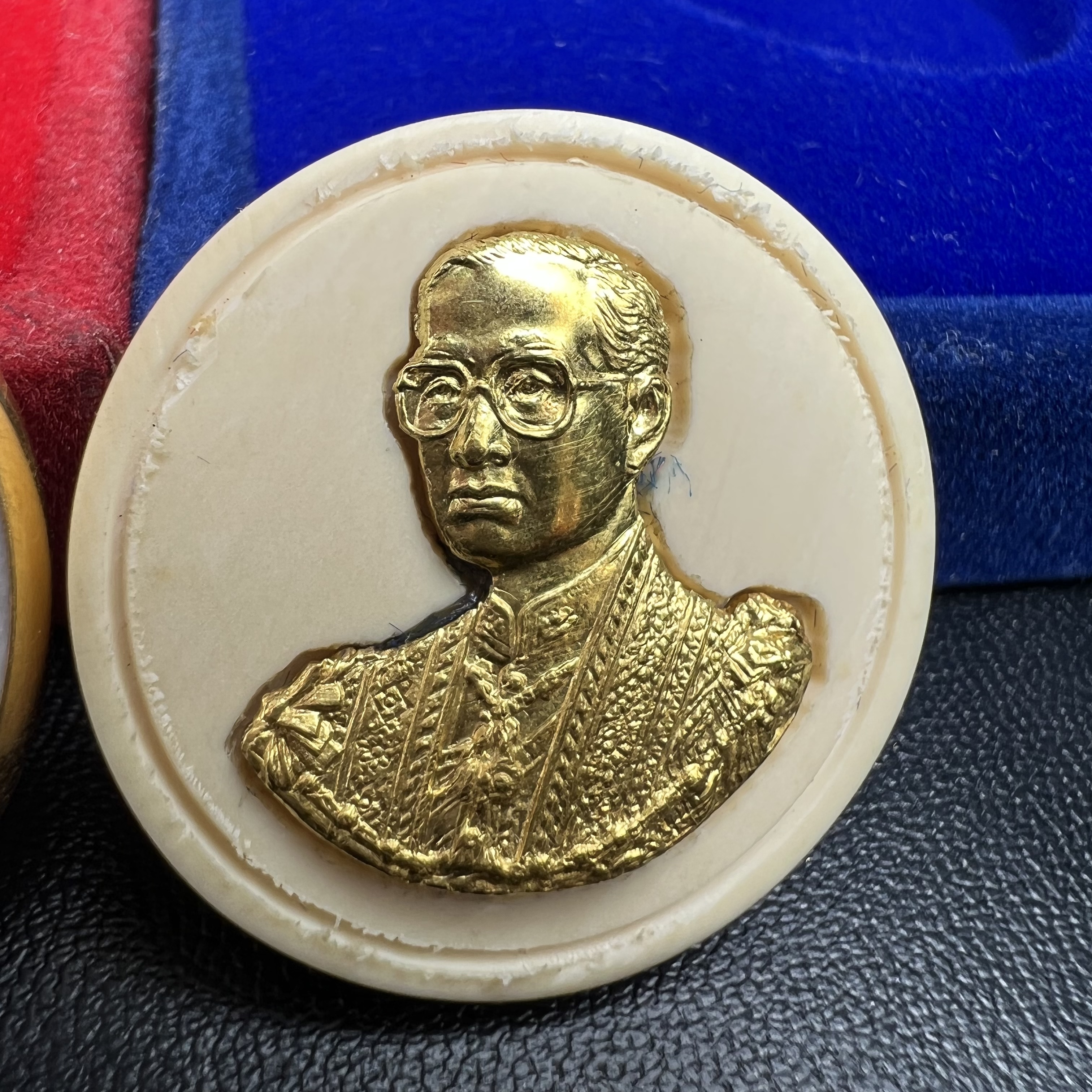 พระบรมฉายาลักษณ์ ร.9 เหรียญหยกรูปไข่เลี่ยมทองคำแท้(งานเลี่ยมเดิมจากผู้จัดสร้าง)+พระบรมฉายาลักษณ์ เหรียญคชสารหมื่นปี ร.9 หน้ากากทองคำ เฉลิมพระเกียรติ 72 พรรษา ภูมิพลมหาราช ปี 2542(1ชุด2องค์)(อีกหนึ่งวัตถุมงคลที่ระลึกของพระองค์ท่านที่พบเจอหายากมากในปัจุบัน)