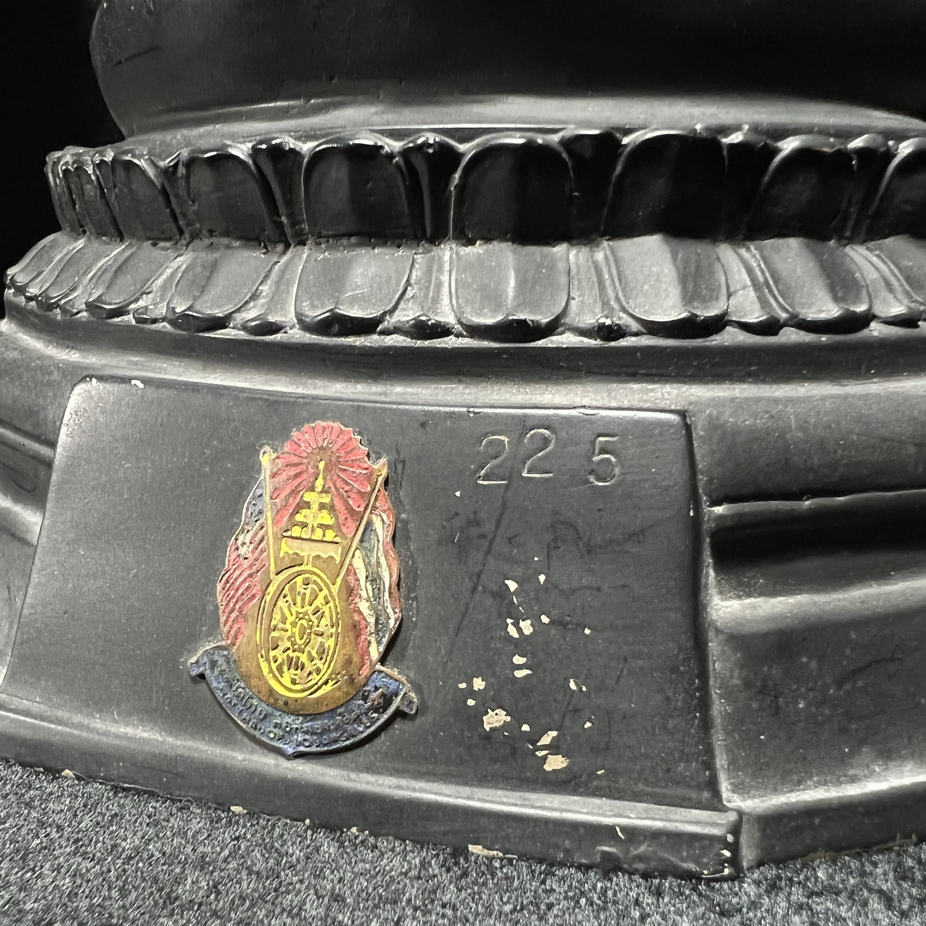 พระพุทธนรเทพศาสดา ทิพยนคราภิมงคลสถิต วัดไทยลอสแองเจลิส สหรัฐอเมริกา ฐาน ภปร. ปี 2522 หน้าตัก 5 นิ้ว เนื้อโลหะรมดำ (อีกหนึ่งพระพุทธ ชุด ภปร.ที่พบเจอและหายาก)ในหลวงรัชกาลที่ 9 เสด็จเททองหมายเลข 225(ผลรวมได้ 9 เลขมหามงคลเจริญก้าวหน้าในทุกด้าน) 1 ใน 2523 องค์