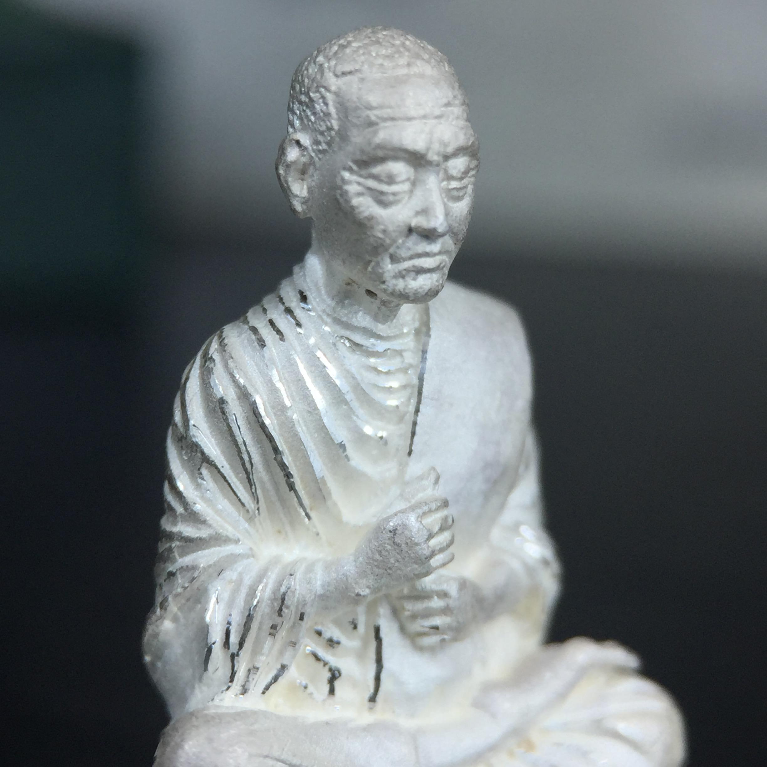 รูปเหมือนสมเด็จพระพุฒาจารย์ (โต พรหมรังสี)วัดใหม่อมตรส บางขุนพรหม ปี2540 รุ่นกาญจนาภิเษก จัดสร้างในวโรกาสที่รัชกาลที่ 9 ทรงครองสิริราชสมบัติ ครบ 50ปี ลอยองค์พิมพ์ใหญ่ เนื้อเงินบริสุทธิ์ 99.9% แบบทรายนวลขัดเงาบางส่วน พร้อมกล่องใบรับรองเดิมครบ