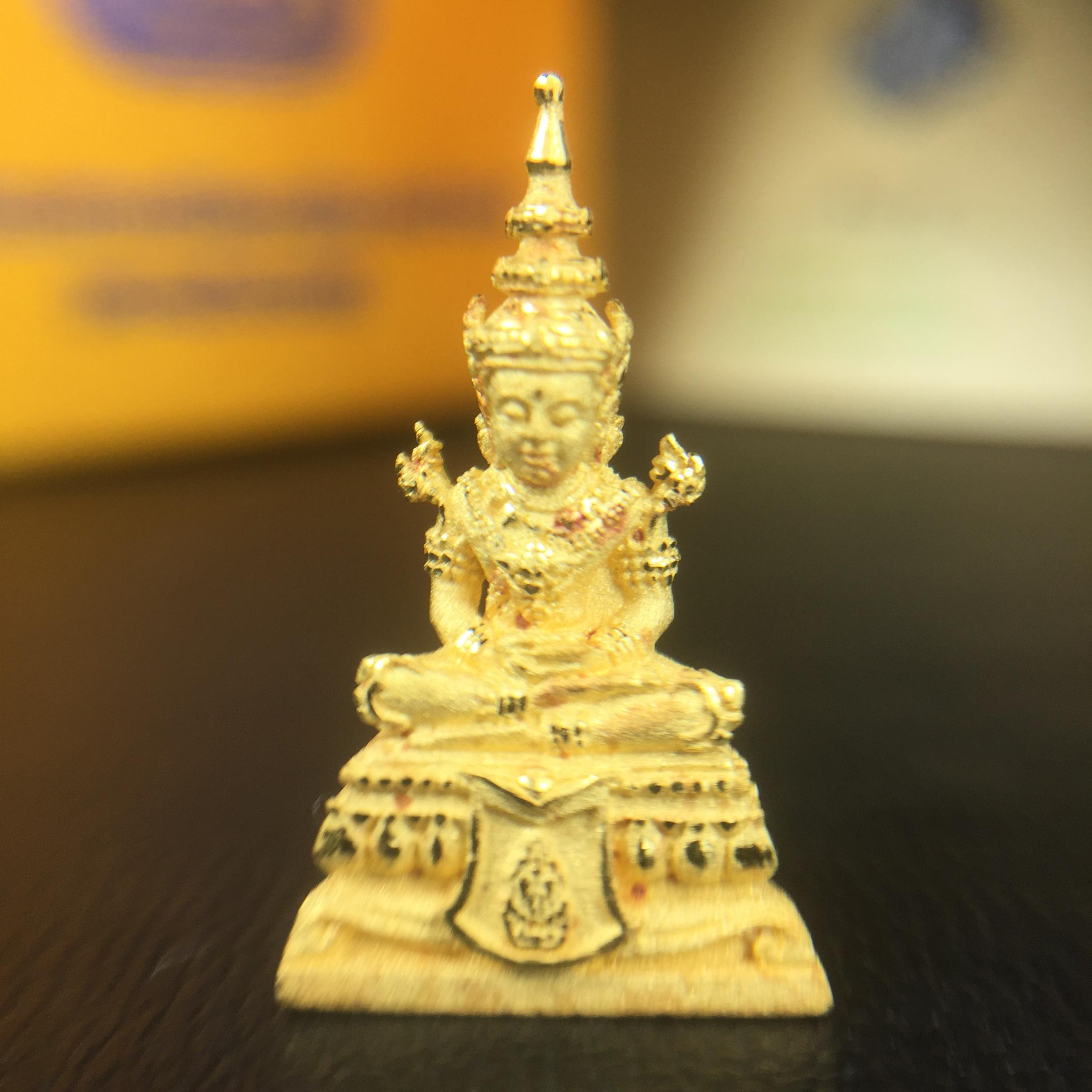 พระแก้วมรกต(จำลอง)ลอยองค์ ขนาดหน้าตัก 1/4 นิ้ว(พิมพ์เล็ก) ทรงเครื่องฤดูร้อน เนื้อทองคำ ตราสัญลักษณ์ฉลองสิริราชสมบัติครบ 60 ปี พ.ศ.2549 (สวย กล่องการ์ดใบรับรอง ครบสมบูรณ์)