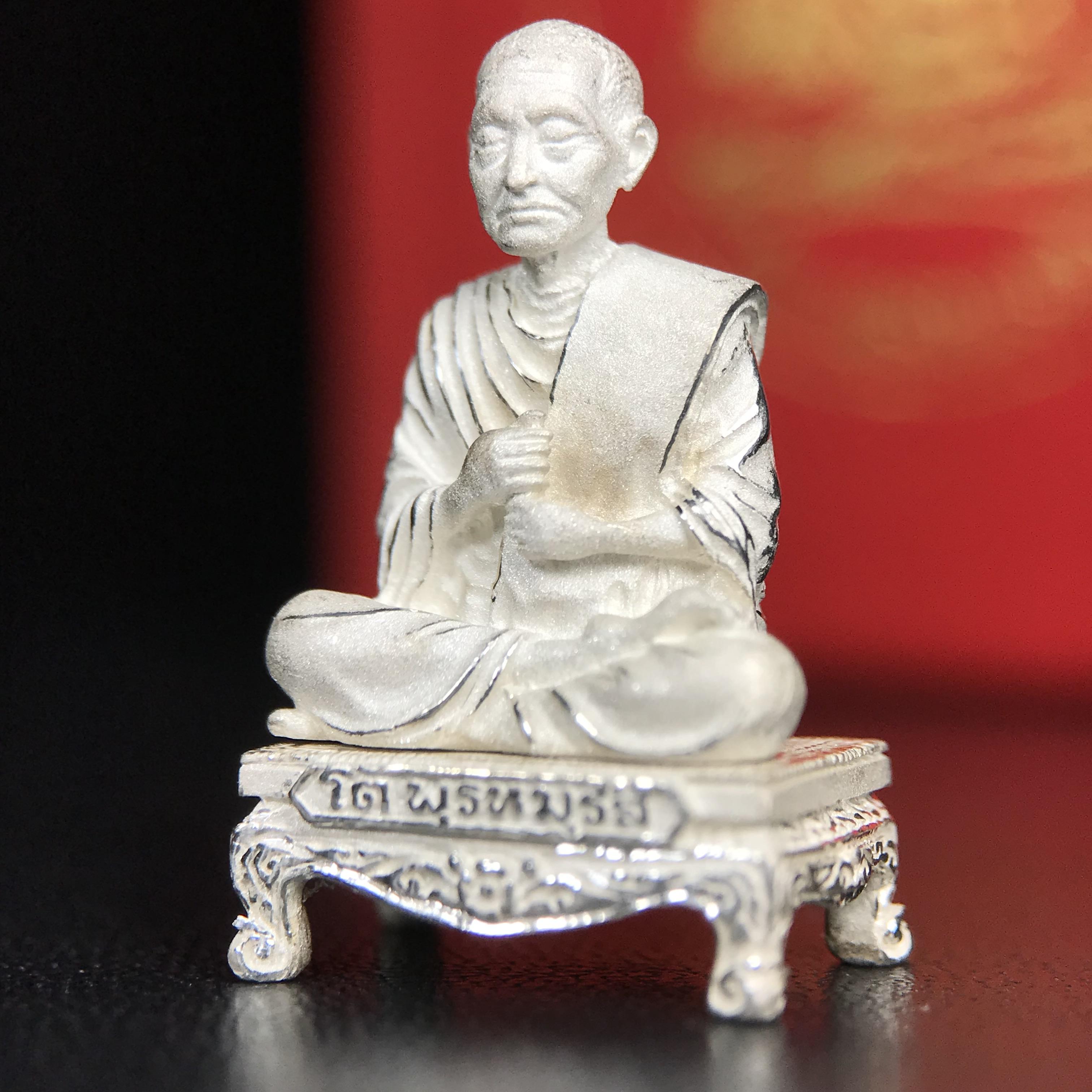 สมเด็จพุฒาจารย์ (โต พรหมรังสี) อนุสรณ์ 128 ปี สมเด็จพระญาณสังวร สมเด็จพระสังฆราช ทรงเมตตาอธิฐานจิต ปี 2543 มหาพุทธาภิเษก 3วาระ รูปเหมือนลอยองค์พิมพ์ใหญ่เนื้อเงิน ขนาด 1.5 x 2.5 ซม. ทรงคุณค่าทั้งด้านความงานด้านพุทธศิลป์ และพุทธคุณ(องค์หมายเลข ๑๐๘(เลขสวย)