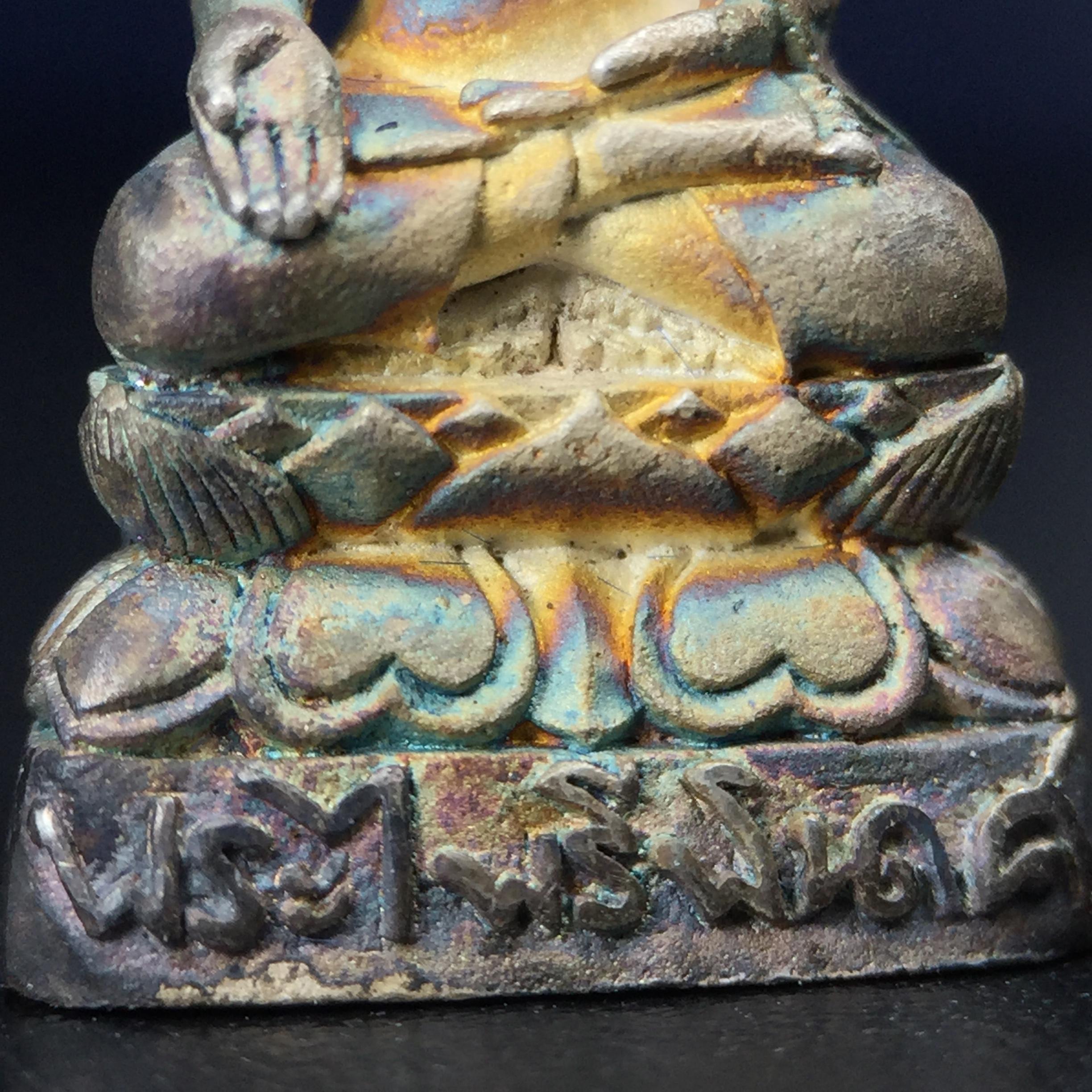 พระกริ่งไพรีพินาศ วัดบวรนิเวศวิหาร ปี2538 การไฟฟ้าส่วนภูมิภาคจัดสร้าง เนื้อเงิน(สภาพผิวเดิม ขึ้นสีรุ้งธรรมชาติ สวยแบบนิยม)พร้อมกล่องบรรจุเดิม หมายเลข 6432