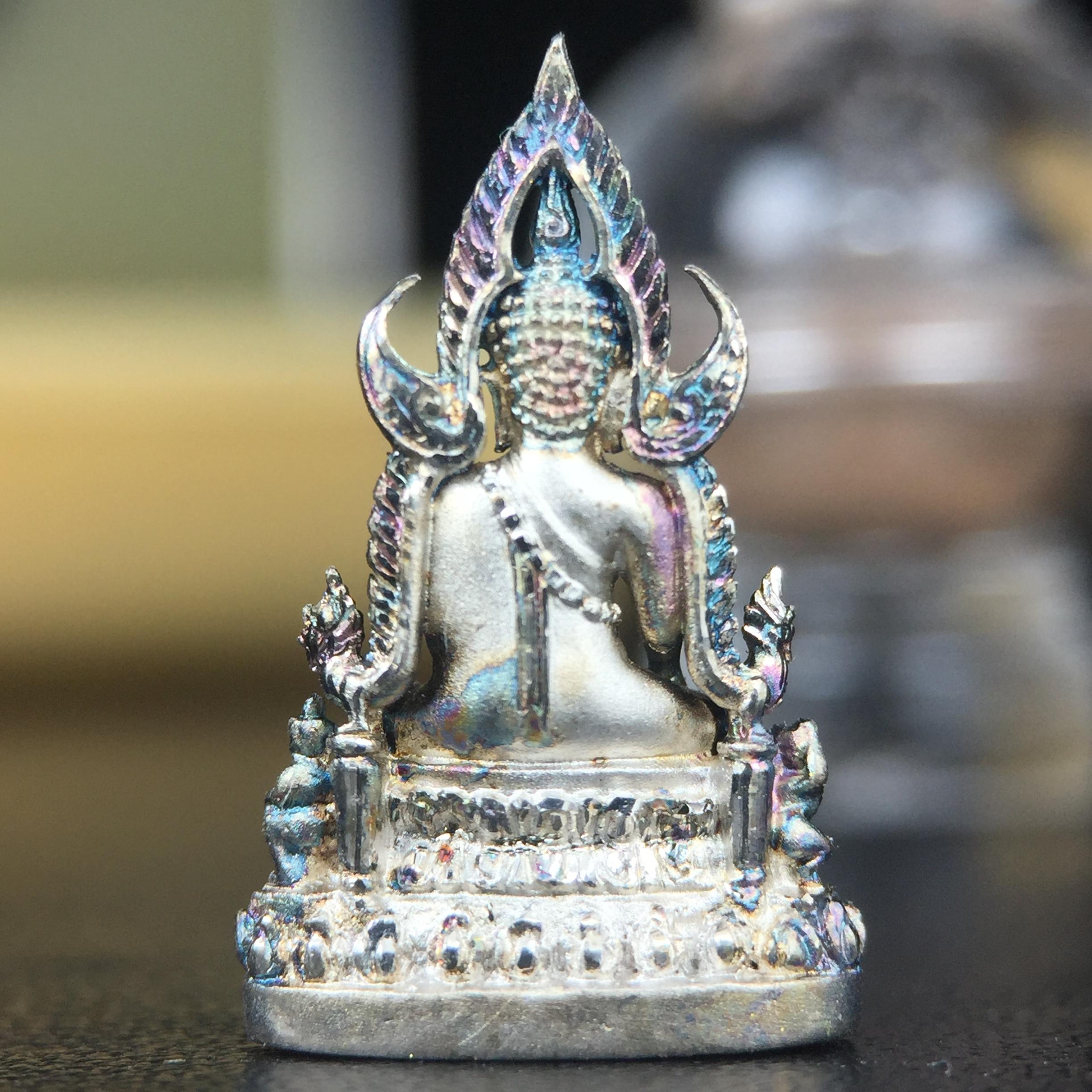 พระพุทธชินราช(จำลอง) ภปร. 84 พรรษา เนื้อเงินชุบทองคำขาว พิมพ์เล็กขนาดหน้าตัก 1/4 นิ้ว (สภาพผิวเดิมสวย ขึ้นสีรุ้งธรรมชาติ แบบนิยม)(พระราชทานมวลสาร จิตรลดาและเส้นพระเจ้า(เส้นผม))พุทธศิลป์ทรงคุณค่าอีกหนึ่งรุ่นยอดนิยม